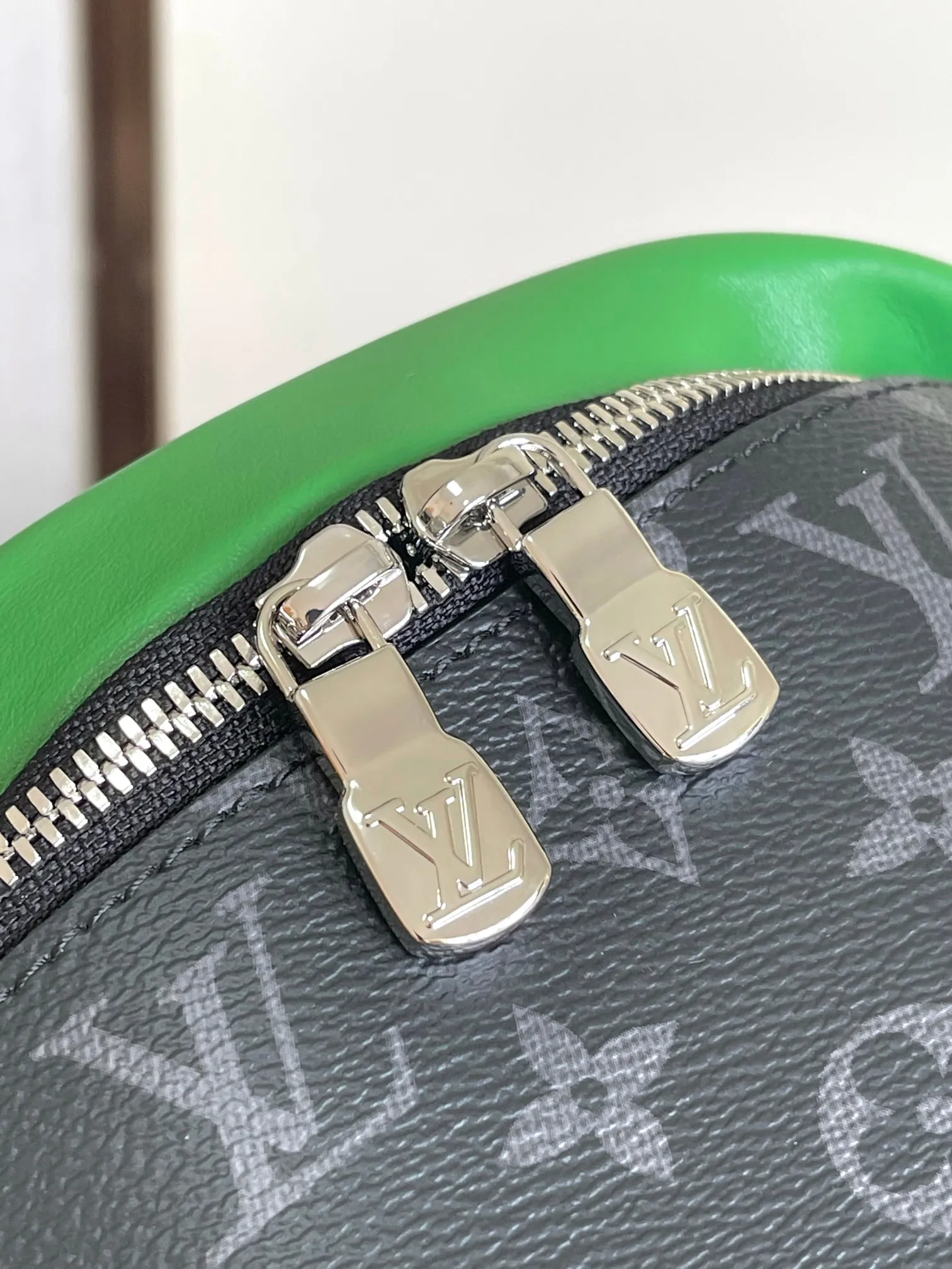 💰760 Top original single real shot] Semi-steel 163 chip M25924 green exclusive real shot This Discovery waist bag is made of Monogram Eclipse canvas, which combines casual fashion and modern functionality. The shape is ergonomic and equipped with an adjustable strap, which can be worn around the waist, carried on the shoulder or hung casually on the chest. Zippered pockets on the front and back provide easy access to your phone, cards and keys. Dimensions: 44 x 15 x 9 xerox