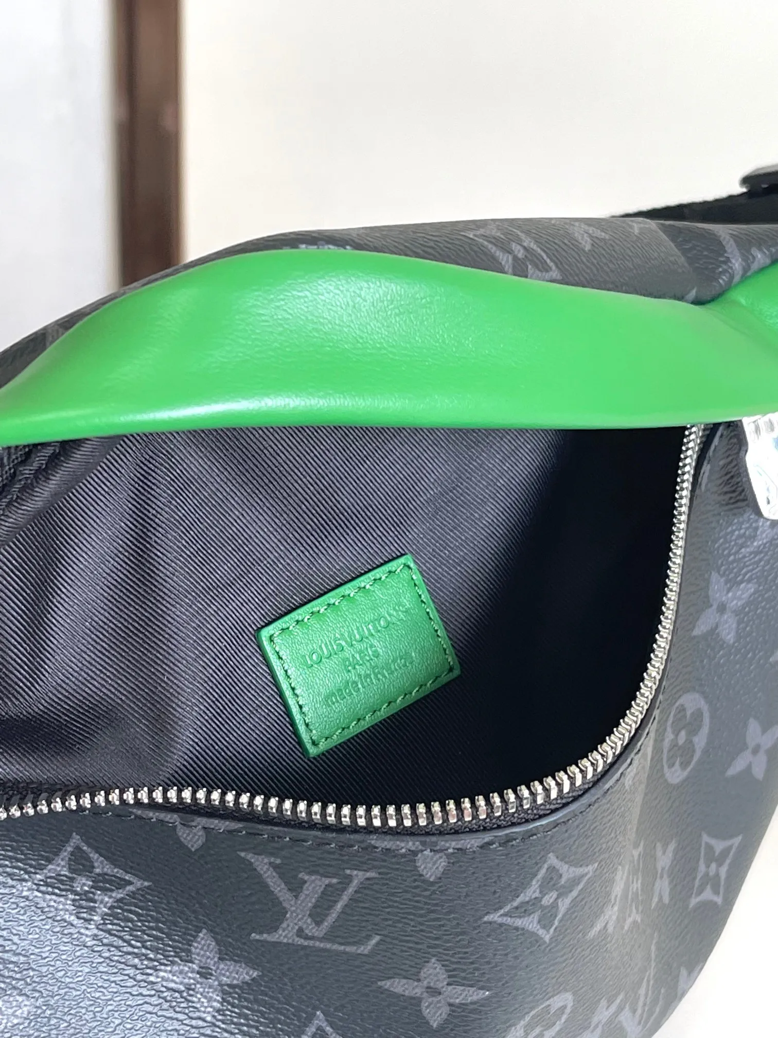 💰760 Top original single real shot] Semi-steel 163 chip M25924 green exclusive real shot This Discovery waist bag is made of Monogram Eclipse canvas, which combines casual fashion and modern functionality. The shape is ergonomic and equipped with an adjustable strap, which can be worn around the waist, carried on the shoulder or hung casually on the chest. Zippered pockets on the front and back provide easy access to your phone, cards and keys. Dimensions: 44 x 15 x 9 xerox
