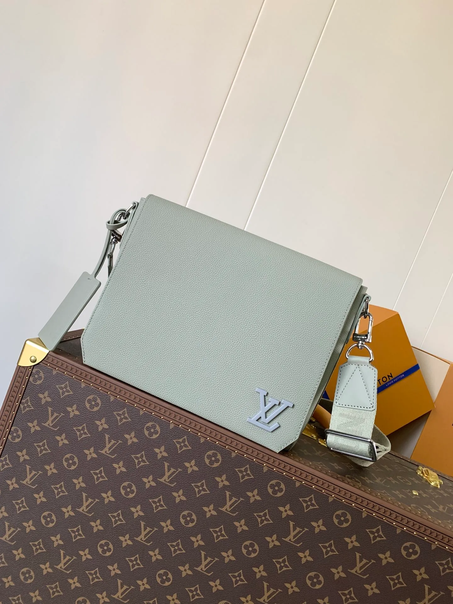 💰1120 (top layer leather) top original order M57080 black M21363 blue 22505 asphalt gray 23709 navy blue top original order transcoding chip LV Aerogram The minimalist design of the messenger bag is full of trendy atmosphere: the customizable label on the fine cow leather surface looks like the stamps on old aviation letterheads, the right-angled flap opens the interior space, which can accommodate mobile phones, tablets and documents, and the zippered back pocket securely stores valuables. 27.0