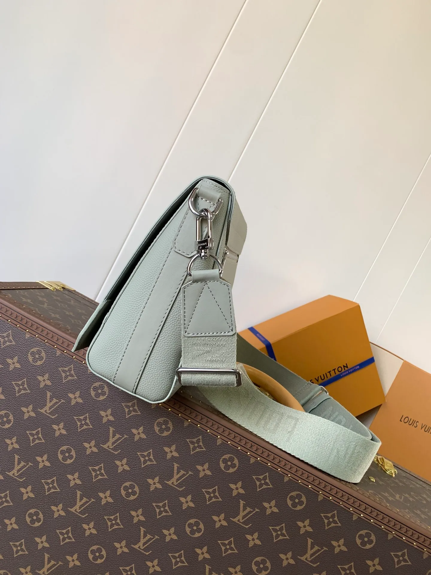 💰1120 (top layer leather) top original order M57080 black M21363 blue 22505 asphalt gray 23709 navy blue top original order transcoding chip LV Aerogram The minimalist design of the messenger bag is full of trendy atmosphere: the customizable label on the fine cow leather surface looks like the stamps on old aviation letterheads, the right-angled flap opens the interior space, which can accommodate mobile phones, tablets and documents, and the zippered back pocket securely stores valuables. 27.0
