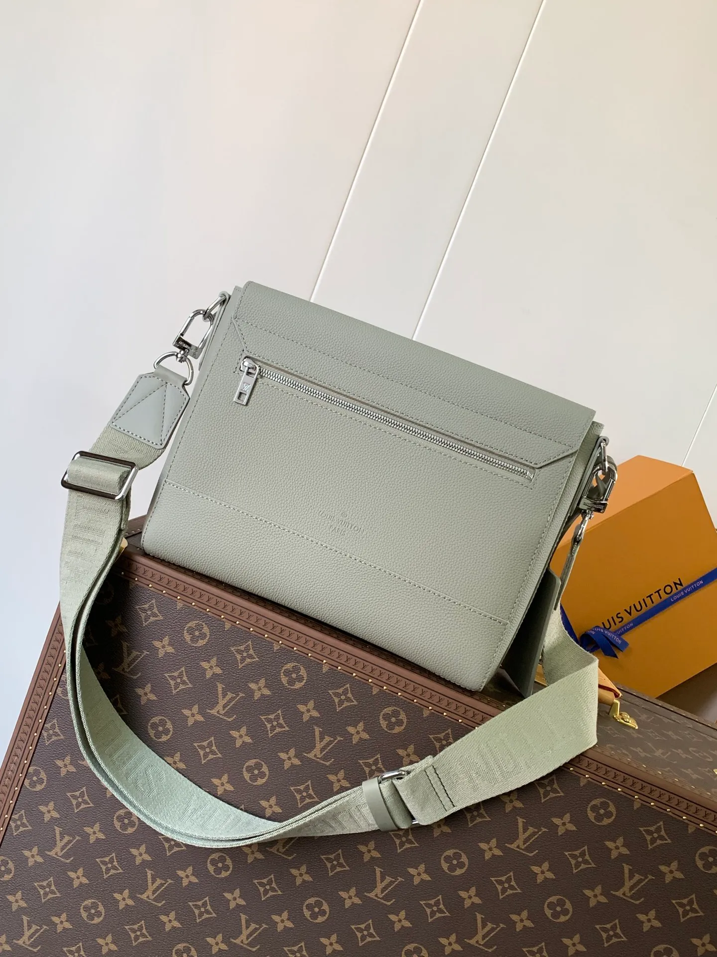 💰1120 (top layer leather) top original order M57080 black M21363 blue 22505 asphalt gray 23709 navy blue top original order transcoding chip LV Aerogram The minimalist design of the messenger bag is full of trendy atmosphere: the customizable label on the fine cow leather surface looks like the stamps on old aviation letterheads, the right-angled flap opens the interior space, which can accommodate mobile phones, tablets and documents, and the zippered back pocket securely stores valuables. 27.0