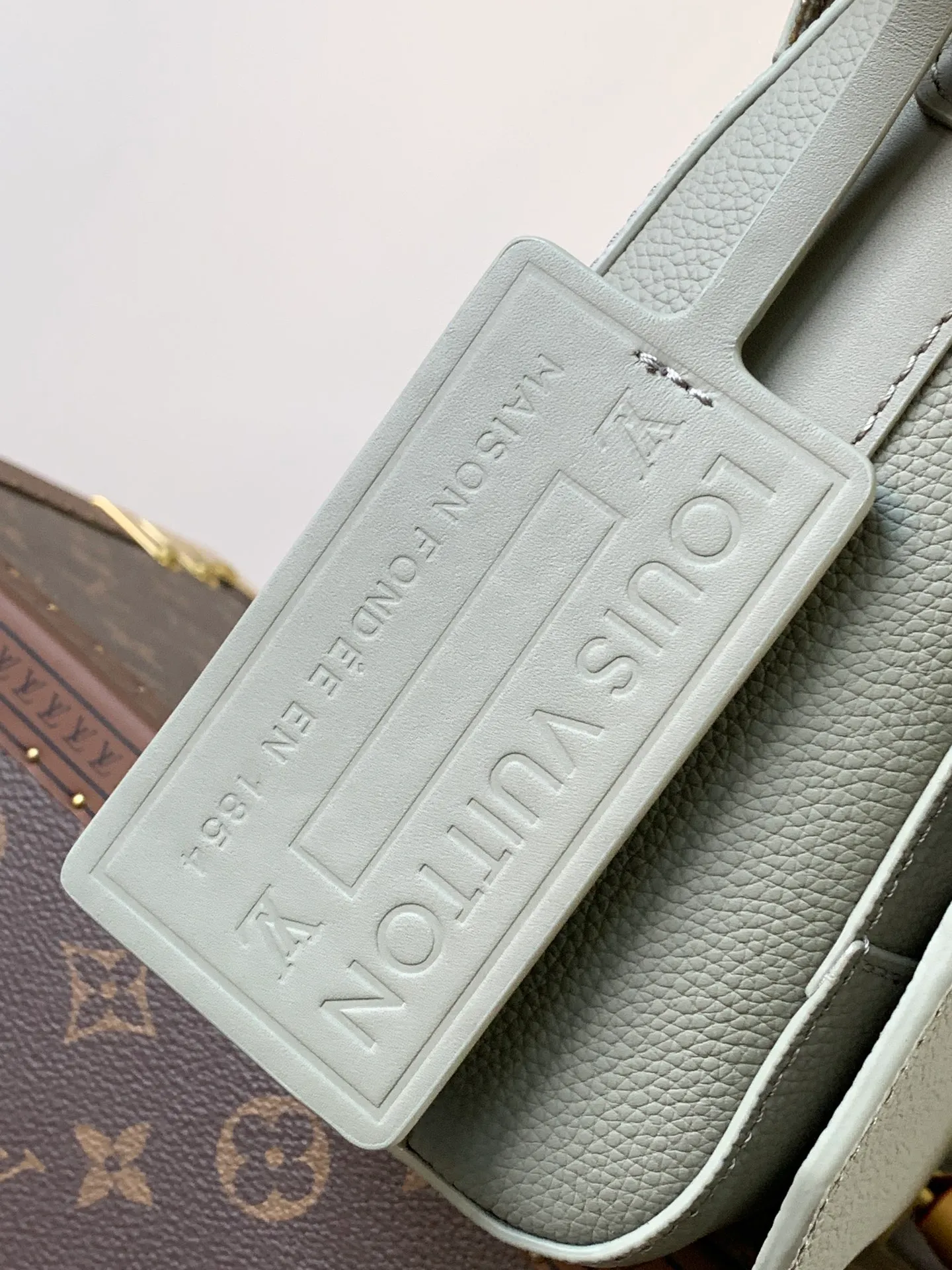 💰1120 (top layer leather) top original order M57080 black M21363 blue 22505 asphalt gray 23709 navy blue top original order transcoding chip LV Aerogram The minimalist design of the messenger bag is full of trendy atmosphere: the customizable label on the fine cow leather surface looks like the stamps on old aviation letterheads, the right-angled flap opens the interior space, which can accommodate mobile phones, tablets and documents, and the zippered back pocket securely stores valuables. 27.0