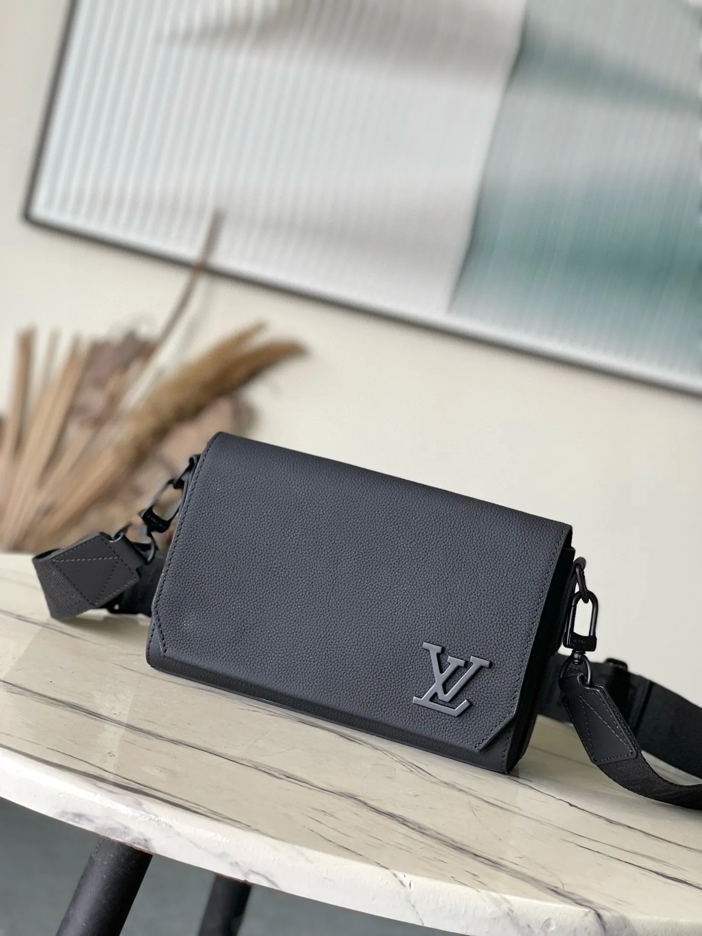 💰940 (top-grain leather) top original order M24769 black. This small Takeoff messenger bag is made of cow leather. It continues the iconic elements of the LV Aerogram series with its obtuse flap and LV logo. The close-fitting construction and wide removable shoulder strap make it a perfect choice for everyday travel. Dimensions: 22 × 16.5 × 7 cm