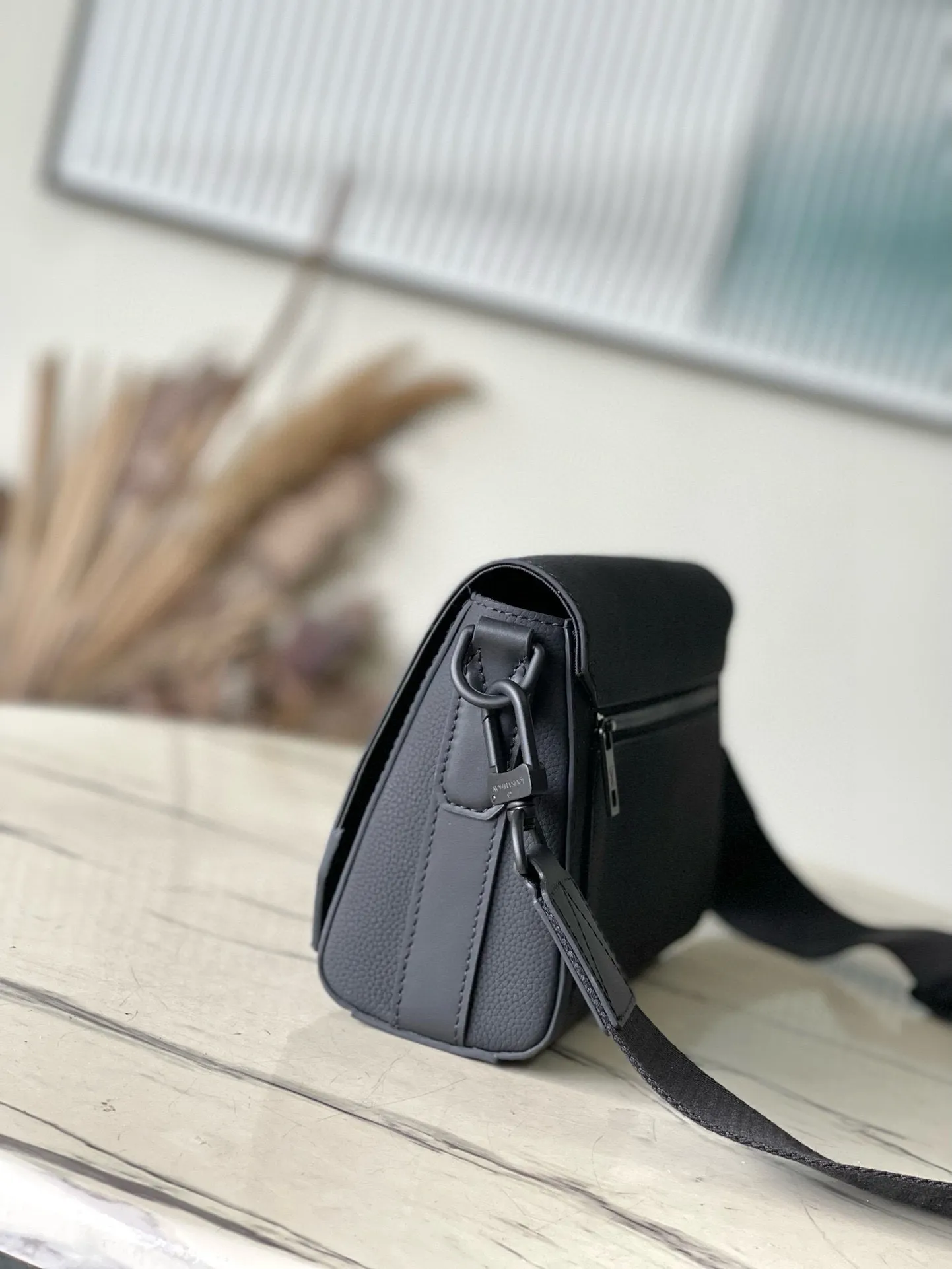 💰940 (top-grain leather) top original order M24769 black. This small Takeoff messenger bag is made of cow leather. It continues the iconic elements of the LV Aerogram series with its obtuse flap and LV logo. The close-fitting construction and wide removable shoulder strap make it a perfect choice for everyday travel. Dimensions: 22 × 16.5 × 7 cm