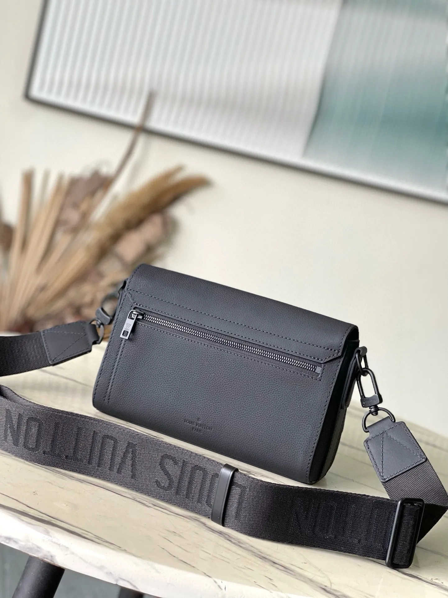 💰940 (top-grain leather) top original order M24769 black. This small Takeoff messenger bag is made of cow leather. It continues the iconic elements of the LV Aerogram series with its obtuse flap and LV logo. The close-fitting construction and wide removable shoulder strap make it a perfect choice for everyday travel. Dimensions: 22 × 16.5 × 7 cm