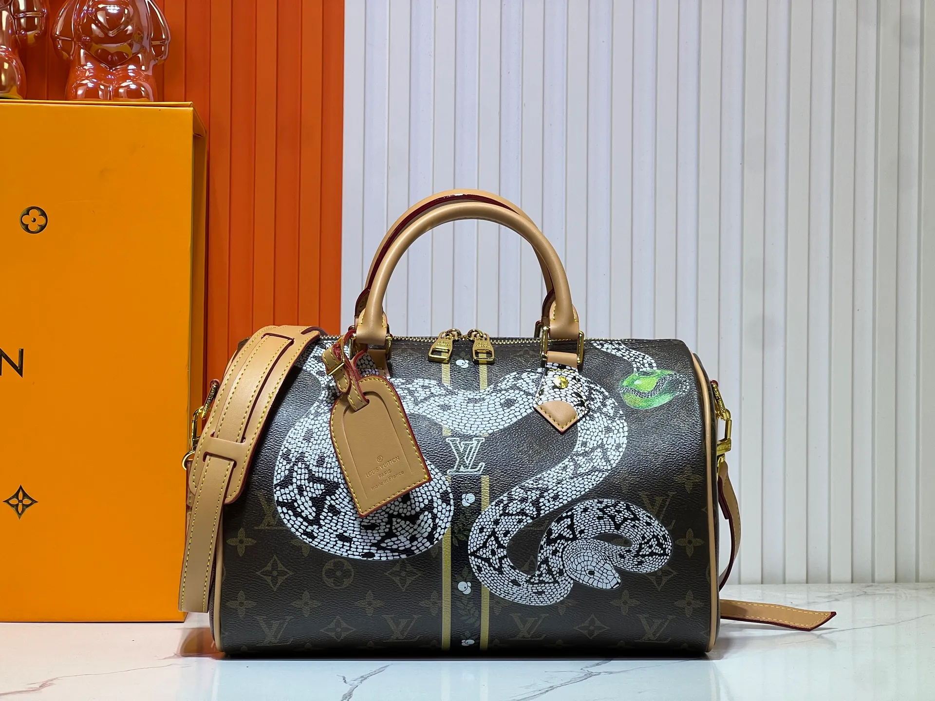 Batch 300💰M40391 This Speedy Bandouliere 30 handbag draws inspiration from the brand's collection of Monogram canvas, Louis Vuitton's legendary collection. The cow leather trim highlights the traditional heritage. The rolled leather handle, engraved padlock and detachable shoulder strap continue the classic details, making it a good choice for urban life. Size: 30X21X17cm