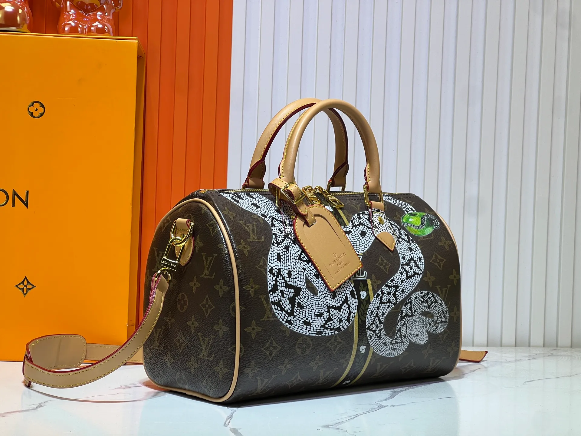 Batch 300💰M40391 This Speedy Bandouliere 30 handbag draws inspiration from the brand's collection of Monogram canvas, Louis Vuitton's legendary collection. The cow leather trim highlights the traditional heritage. The rolled leather handle, engraved padlock and detachable shoulder strap continue the classic details, making it a good choice for urban life. Size: 30X21X17cm