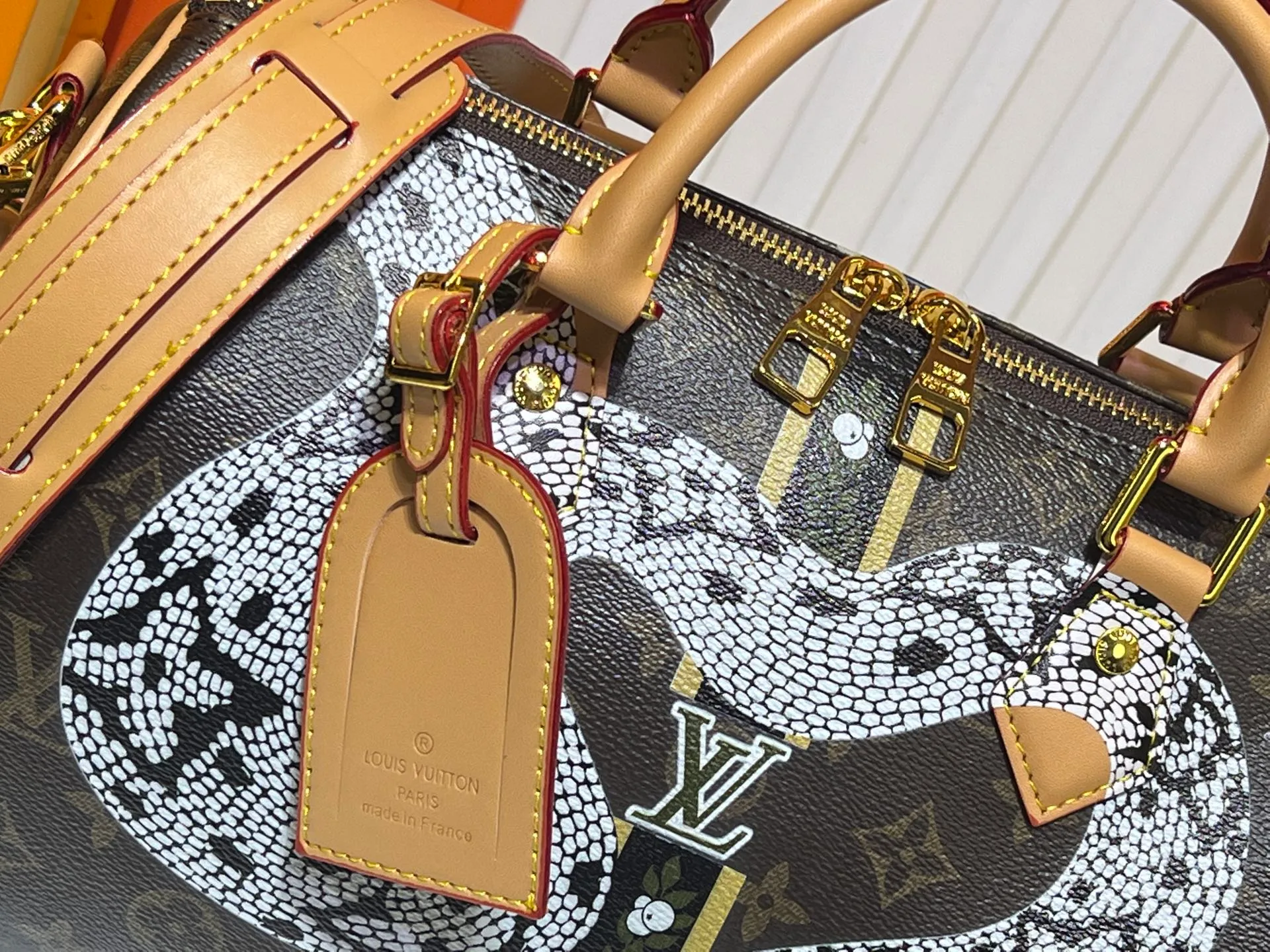 Batch 300💰M40391 This Speedy Bandouliere 30 handbag draws inspiration from the brand's collection of Monogram canvas, Louis Vuitton's legendary collection. The cow leather trim highlights the traditional heritage. The rolled leather handle, engraved padlock and detachable shoulder strap continue the classic details, making it a good choice for urban life. Size: 30X21X17cm