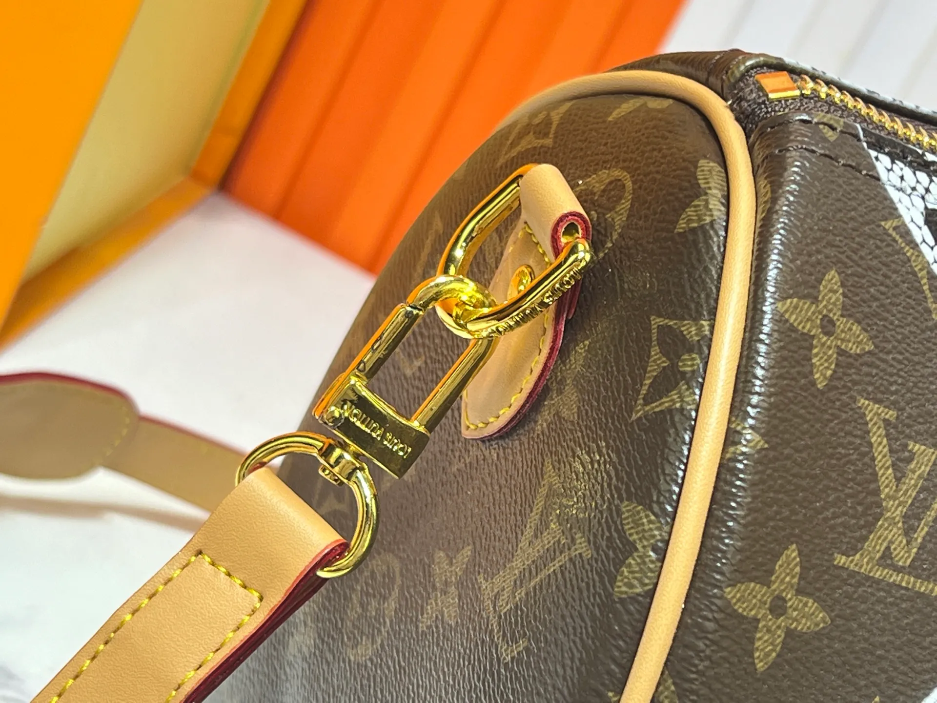 Batch 300💰M40391 This Speedy Bandouliere 30 handbag draws inspiration from the brand's collection of Monogram canvas, Louis Vuitton's legendary collection. The cow leather trim highlights the traditional heritage. The rolled leather handle, engraved padlock and detachable shoulder strap continue the classic details, making it a good choice for urban life. Size: 30X21X17cm