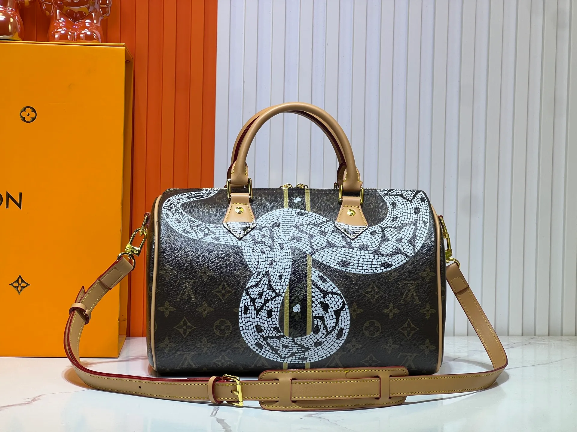 Batch 300💰M40391 This Speedy Bandouliere 30 handbag draws inspiration from the brand's collection of Monogram canvas, Louis Vuitton's legendary collection. The cow leather trim highlights the traditional heritage. The rolled leather handle, engraved padlock and detachable shoulder strap continue the classic details, making it a good choice for urban life. Size: 30X21X17cm