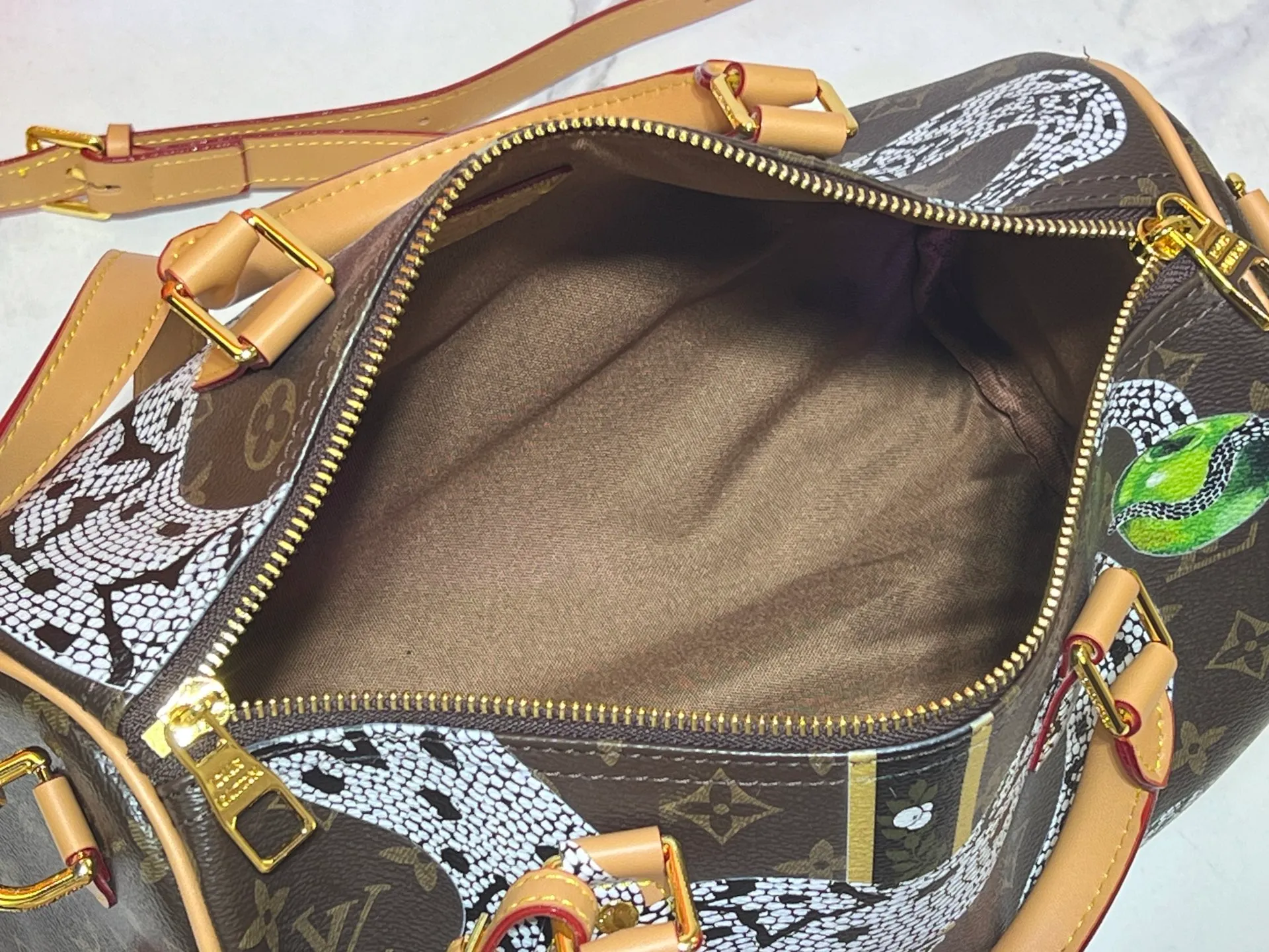 Batch 300💰M40391 This Speedy Bandouliere 30 handbag draws inspiration from the brand's collection of Monogram canvas, Louis Vuitton's legendary collection. The cow leather trim highlights the traditional heritage. The rolled leather handle, engraved padlock and detachable shoulder strap continue the classic details, making it a good choice for urban life. Size: 30X21X17cm