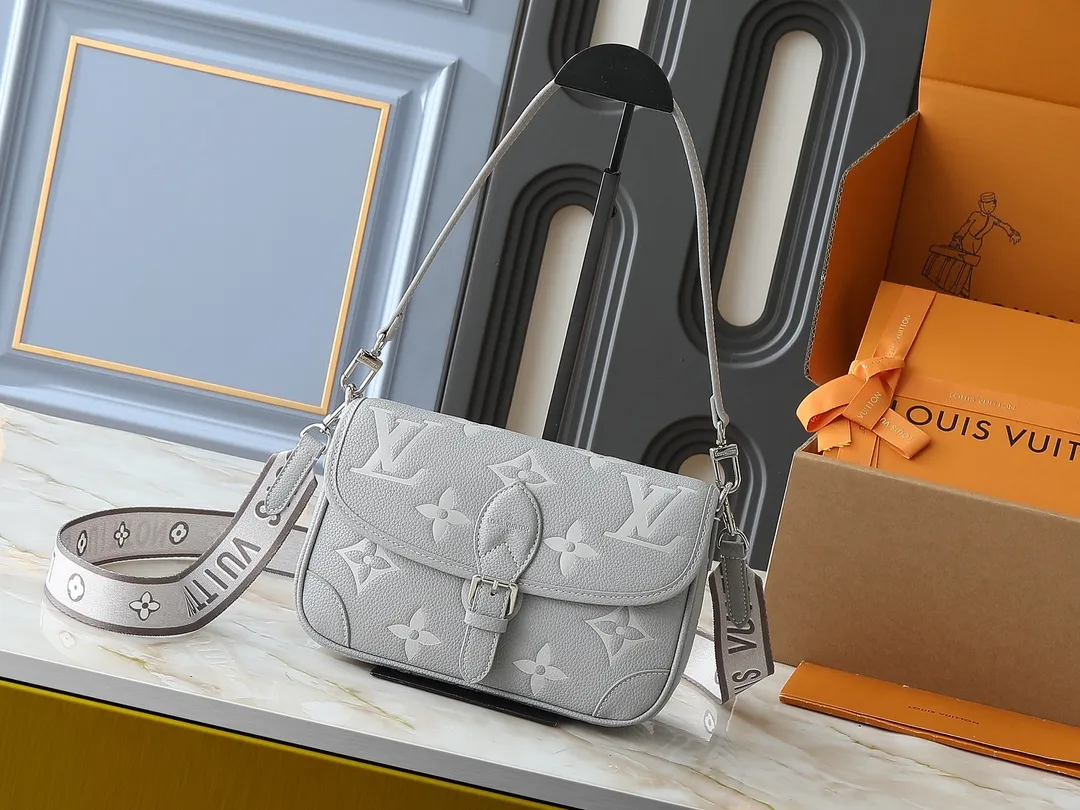 💰240💰Upgraded original M14214 M46583 M46584 M46386 M46388 M45985 Full leather baguette series New Diane handbag Diane satchel is made of Monogram Empreinte, made of the brand's iconic embossed leather. This versatile bag comes with a removable leather shoulder strap that can be worn on the shoulder or by hand, as well as a wide removable full leather crossbody bag with 'Louis Vuitton' printed strap. This versatile bag can be styled in chic or sporty fashion to match the overall style or mood. Dimensions: 25.0 × 9.0 × 15.0 cm