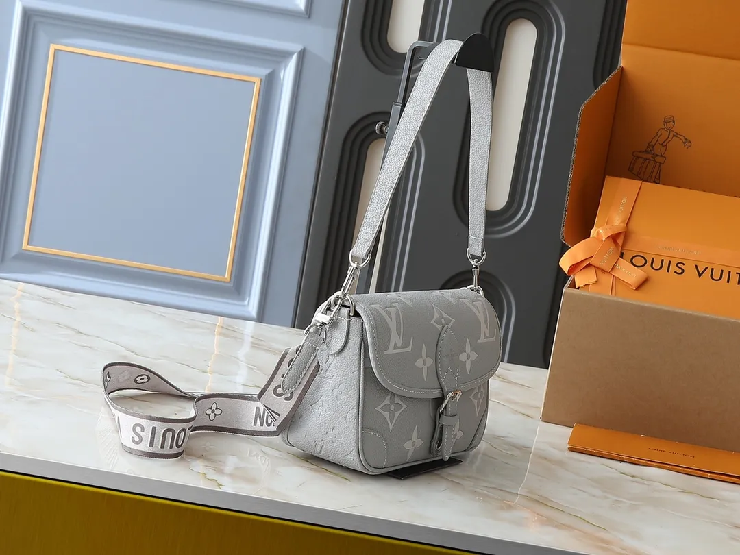 💰240💰Upgraded original M14214 M46583 M46584 M46386 M46388 M45985 Full leather baguette series New Diane handbag Diane satchel is made of Monogram Empreinte, made of the brand's iconic embossed leather. This versatile bag comes with a removable leather shoulder strap that can be worn on the shoulder or by hand, as well as a wide removable full leather crossbody bag with 'Louis Vuitton' printed strap. This versatile bag can be styled in chic or sporty fashion to match the overall style or mood. Dimensions: 25.0 × 9.0 × 15.0 cm