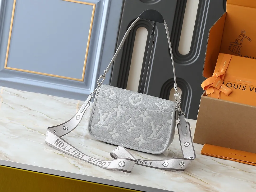 💰240💰Upgraded original M14214 M46583 M46584 M46386 M46388 M45985 Full leather baguette series New Diane handbag Diane satchel is made of Monogram Empreinte, made of the brand's iconic embossed leather. This versatile bag comes with a removable leather shoulder strap that can be worn on the shoulder or by hand, as well as a wide removable full leather crossbody bag with 'Louis Vuitton' printed strap. This versatile bag can be styled in chic or sporty fashion to match the overall style or mood. Dimensions: 25.0 × 9.0 × 15.0 cm