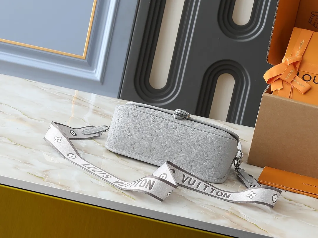 💰240💰Upgraded original M14214 M46583 M46584 M46386 M46388 M45985 Full leather baguette series New Diane handbag Diane satchel is made of Monogram Empreinte, made of the brand's iconic embossed leather. This versatile bag comes with a removable leather shoulder strap that can be worn on the shoulder or by hand, as well as a wide removable full leather crossbody bag with 'Louis Vuitton' printed strap. This versatile bag can be styled in chic or sporty fashion to match the overall style or mood. Dimensions: 25.0 × 9.0 × 15.0 cm