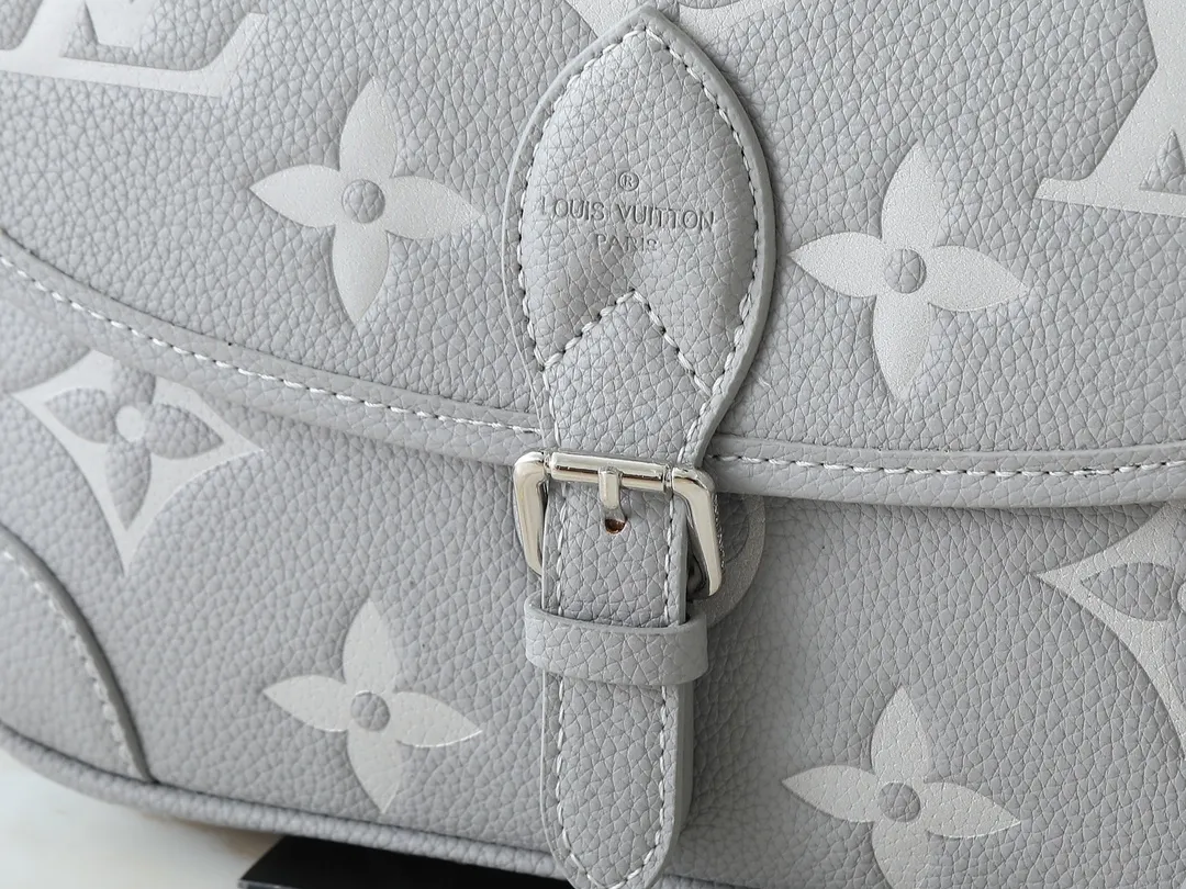 💰240💰Upgraded original M14214 M46583 M46584 M46386 M46388 M45985 Full leather baguette series New Diane handbag Diane satchel is made of Monogram Empreinte, made of the brand's iconic embossed leather. This versatile bag comes with a removable leather shoulder strap that can be worn on the shoulder or by hand, as well as a wide removable full leather crossbody bag with 'Louis Vuitton' printed strap. This versatile bag can be styled in chic or sporty fashion to match the overall style or mood. Dimensions: 25.0 × 9.0 × 15.0 cm