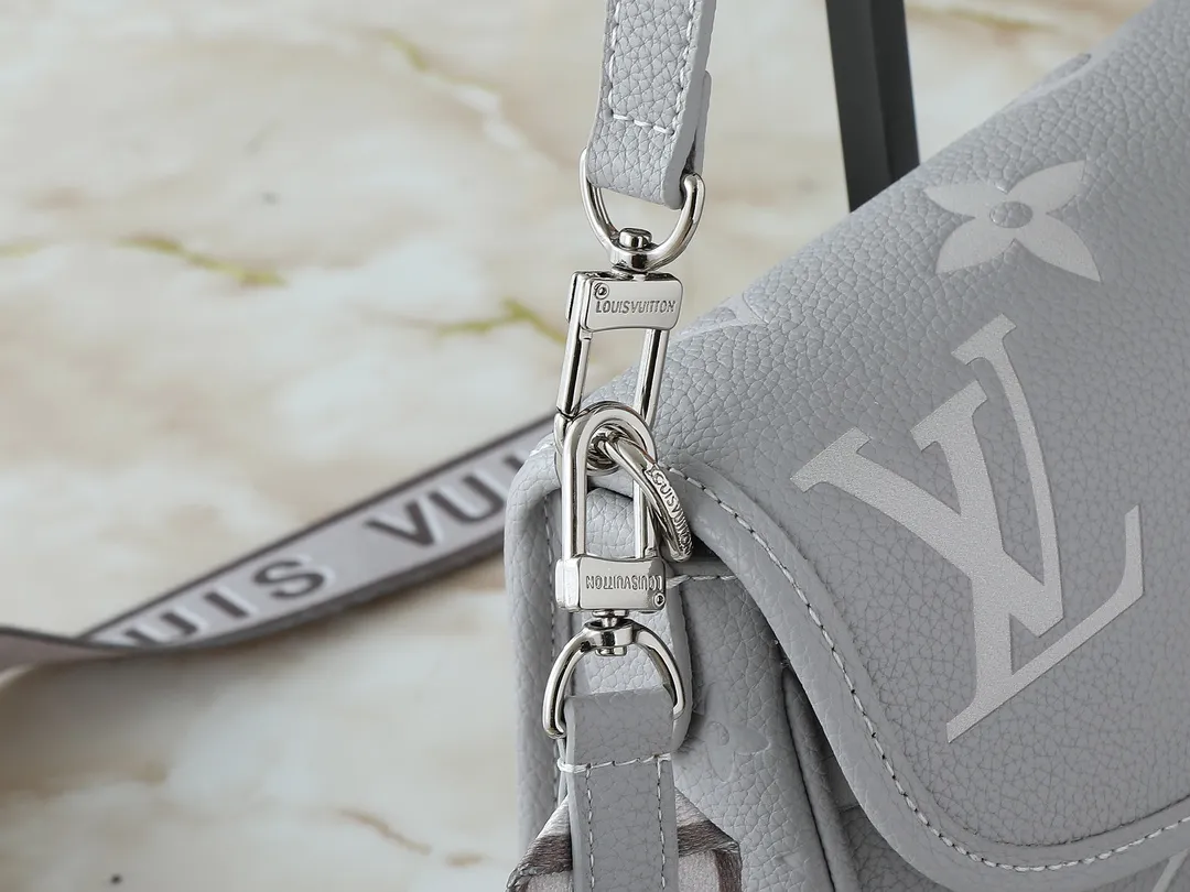 💰240💰Upgraded original M14214 M46583 M46584 M46386 M46388 M45985 Full leather baguette series New Diane handbag Diane satchel is made of Monogram Empreinte, made of the brand's iconic embossed leather. This versatile bag comes with a removable leather shoulder strap that can be worn on the shoulder or by hand, as well as a wide removable full leather crossbody bag with 'Louis Vuitton' printed strap. This versatile bag can be styled in chic or sporty fashion to match the overall style or mood. Dimensions: 25.0 × 9.0 × 15.0 cm