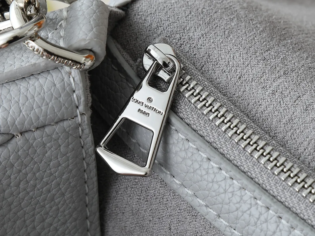 💰240💰Upgraded original M14214 M46583 M46584 M46386 M46388 M45985 Full leather baguette series New Diane handbag Diane satchel is made of Monogram Empreinte, made of the brand's iconic embossed leather. This versatile bag comes with a removable leather shoulder strap that can be worn on the shoulder or by hand, as well as a wide removable full leather crossbody bag with 'Louis Vuitton' printed strap. This versatile bag can be styled in chic or sporty fashion to match the overall style or mood. Dimensions: 25.0 × 9.0 × 15.0 cm