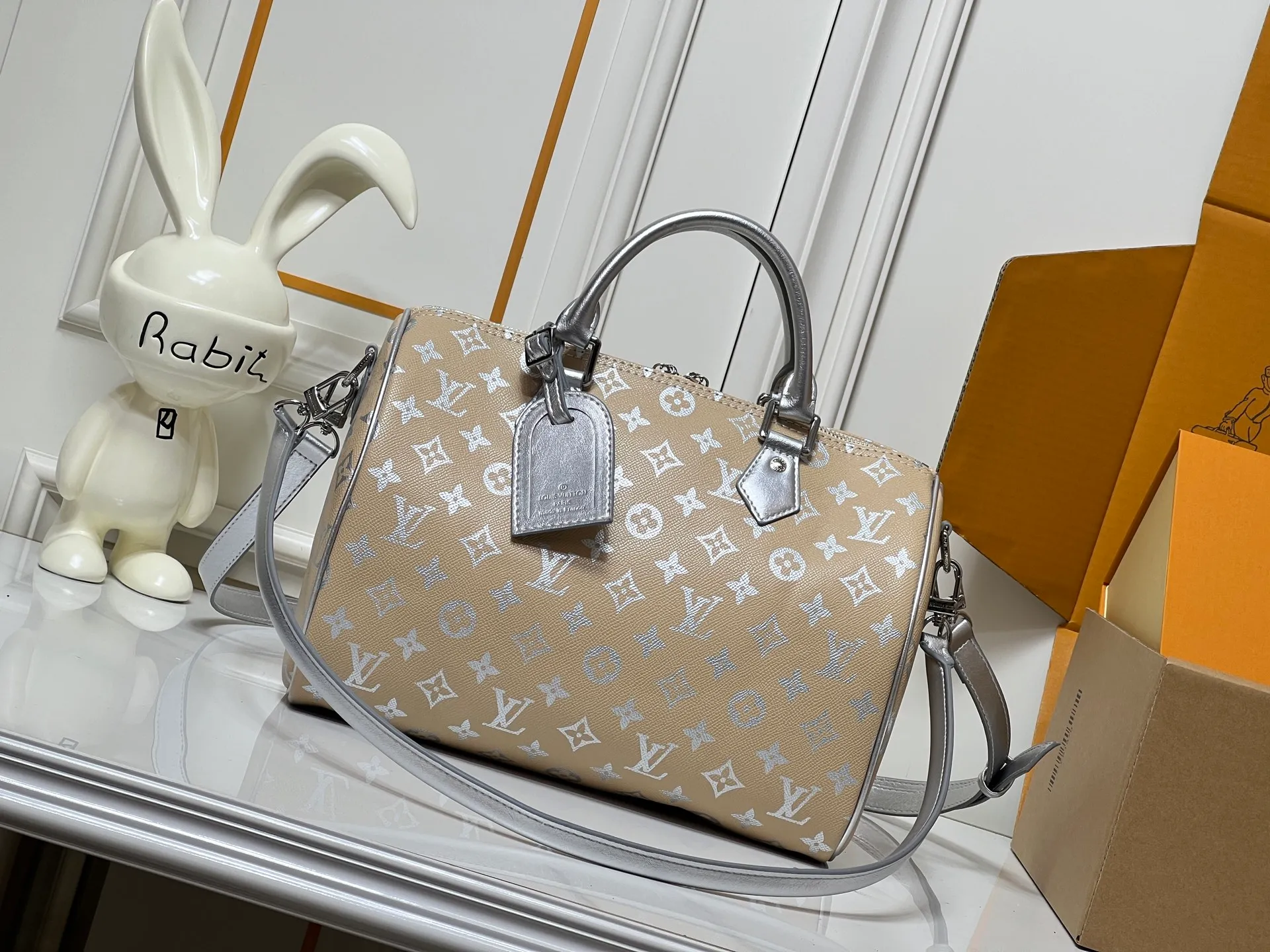 Batch 300💰M18076 M15159 M25766 M13344 Catwalk model This Speedy Soft 30 comes from the LV Travels With Grace Coddlington series. It is made of rich-toned cow leather with gold hardware and interesting embossed shapes. Removable name tag features Grace Coddington's handwriting. Size: 30X21X17 cm