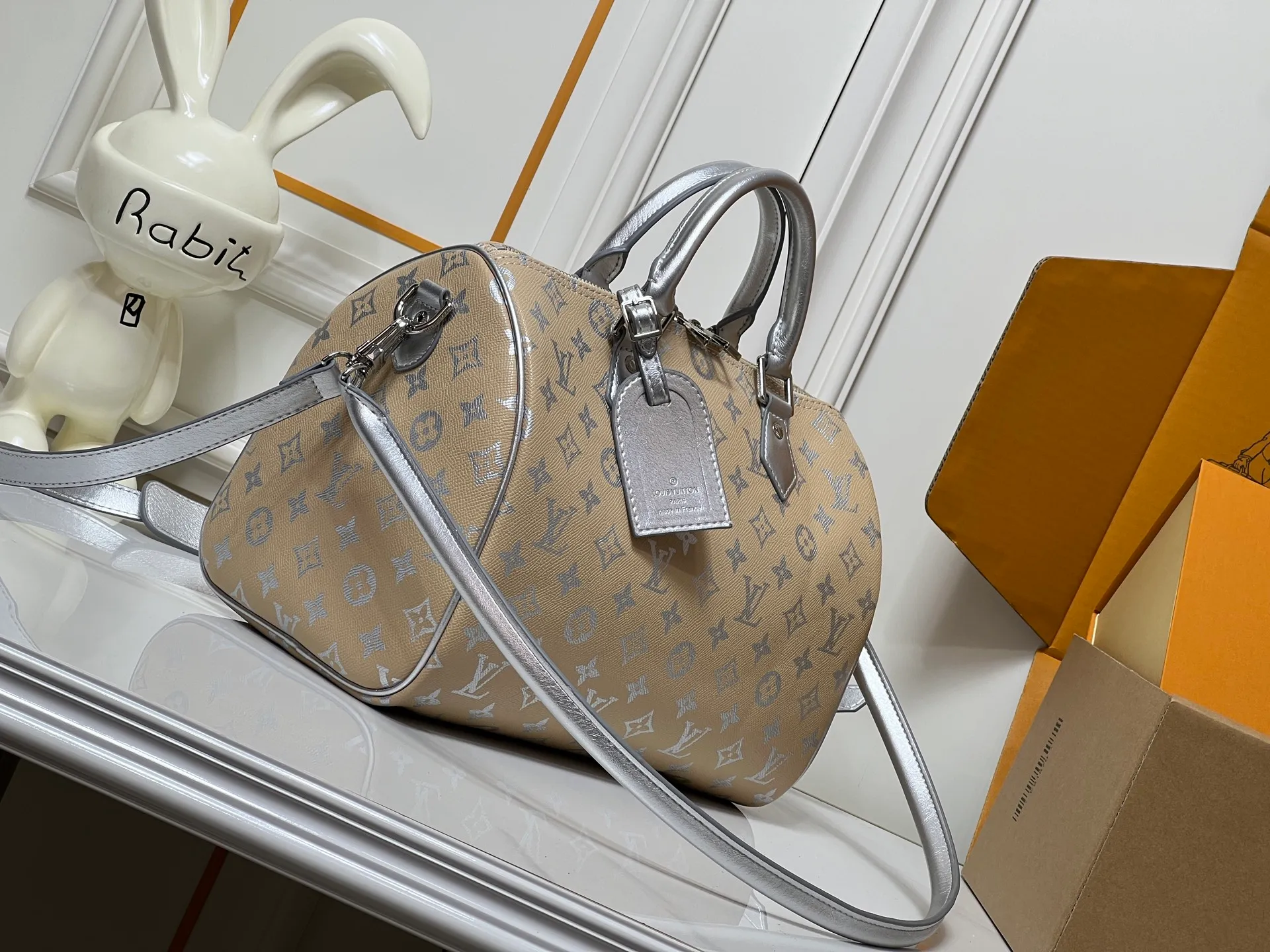 Batch 300💰M18076 M15159 M25766 M13344 Catwalk model This Speedy Soft 30 comes from the LV Travels With Grace Coddlington series. It is made of rich-toned cow leather with gold hardware and interesting embossed shapes. Removable name tag features Grace Coddington's handwriting. Size: 30X21X17 cm