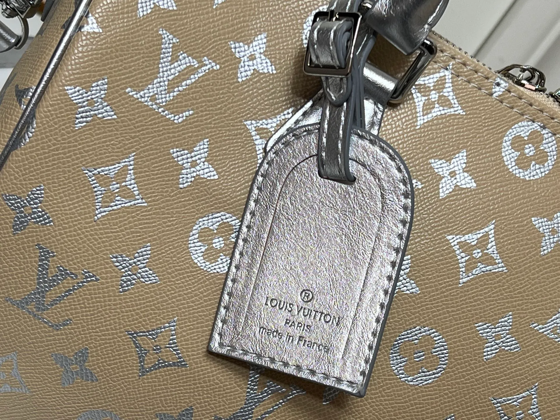 Batch 300💰M18076 M15159 M25766 M13344 Catwalk model This Speedy Soft 30 comes from the LV Travels With Grace Coddlington series. It is made of rich-toned cow leather with gold hardware and interesting embossed shapes. Removable name tag features Grace Coddington's handwriting. Size: 30X21X17 cm