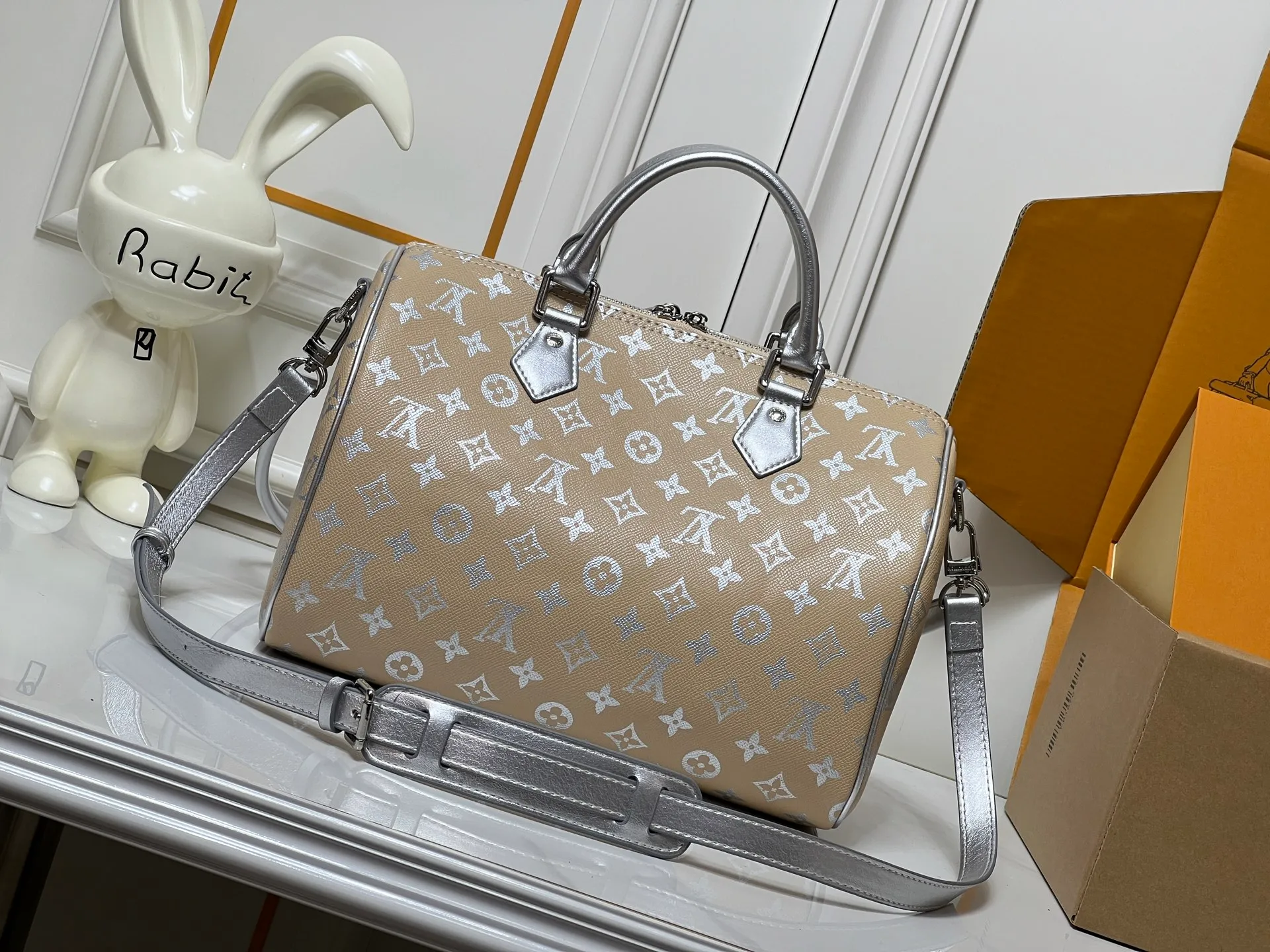 Batch 300💰M18076 M15159 M25766 M13344 Catwalk model This Speedy Soft 30 comes from the LV Travels With Grace Coddlington series. It is made of rich-toned cow leather with gold hardware and interesting embossed shapes. Removable name tag features Grace Coddington's handwriting. Size: 30X21X17 cm