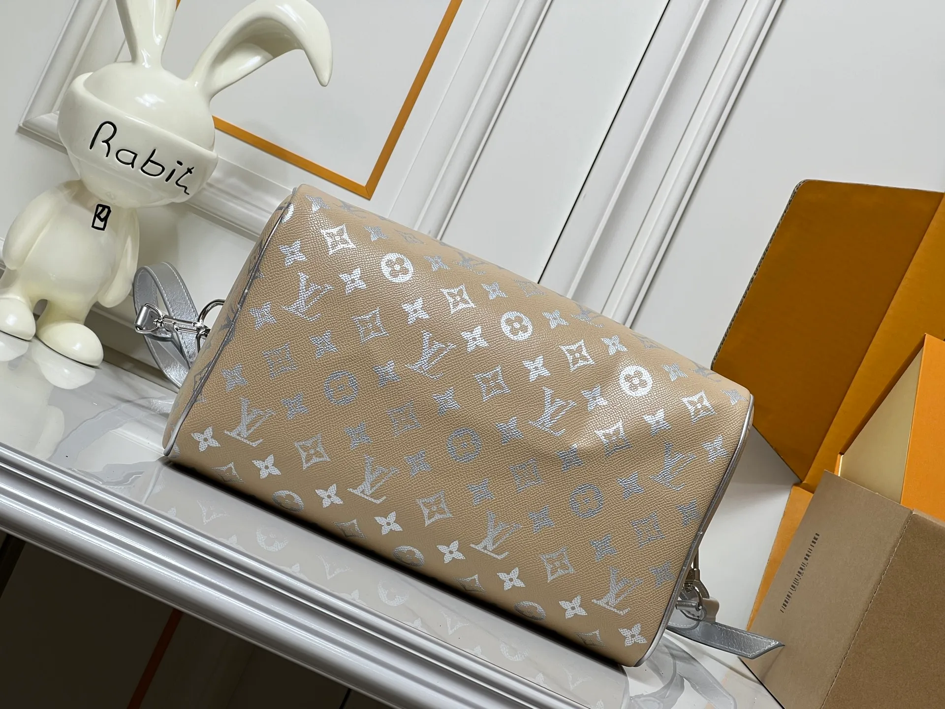 Batch 300💰M18076 M15159 M25766 M13344 Catwalk model This Speedy Soft 30 comes from the LV Travels With Grace Coddlington series. It is made of rich-toned cow leather with gold hardware and interesting embossed shapes. Removable name tag features Grace Coddington's handwriting. Size: 30X21X17 cm