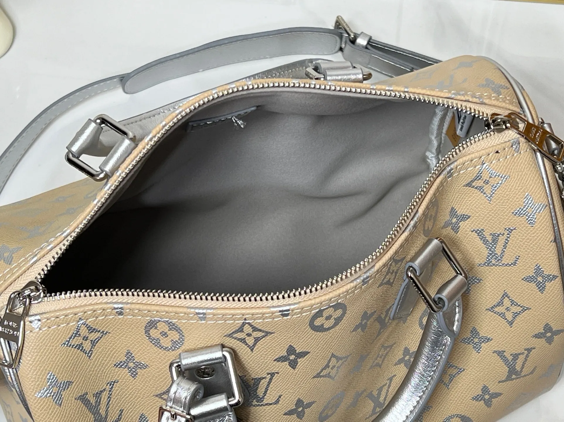 Batch 300💰M18076 M15159 M25766 M13344 Catwalk model This Speedy Soft 30 comes from the LV Travels With Grace Coddlington series. It is made of rich-toned cow leather with gold hardware and interesting embossed shapes. Removable name tag features Grace Coddington's handwriting. Size: 30X21X17 cm