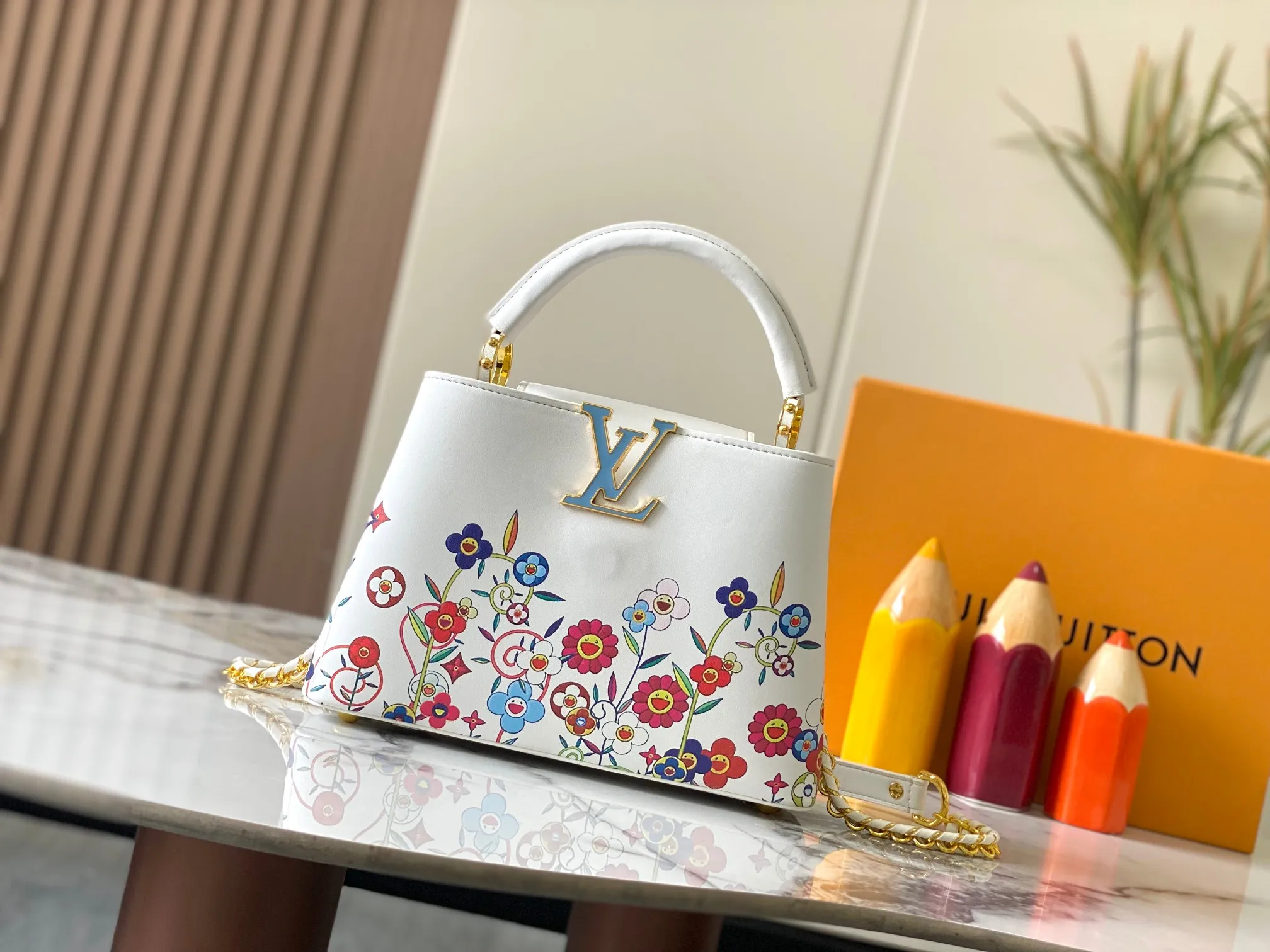 Top Original P460 Guangzhou Goods 🇫🇷 M13247 Graffiti The luxurious Taurillon leather of this Capucines BB handbag looks great in soft beige. The flap is brown cherry leather. The same goes for the elegant top handle. The flaps can be tucked inside to feature the LV signature, or they can be exposed outwards to reveal a simple Monogram Blossom. A wide, removable shoulder strap provides carrying options. Size: 27*18*9cm