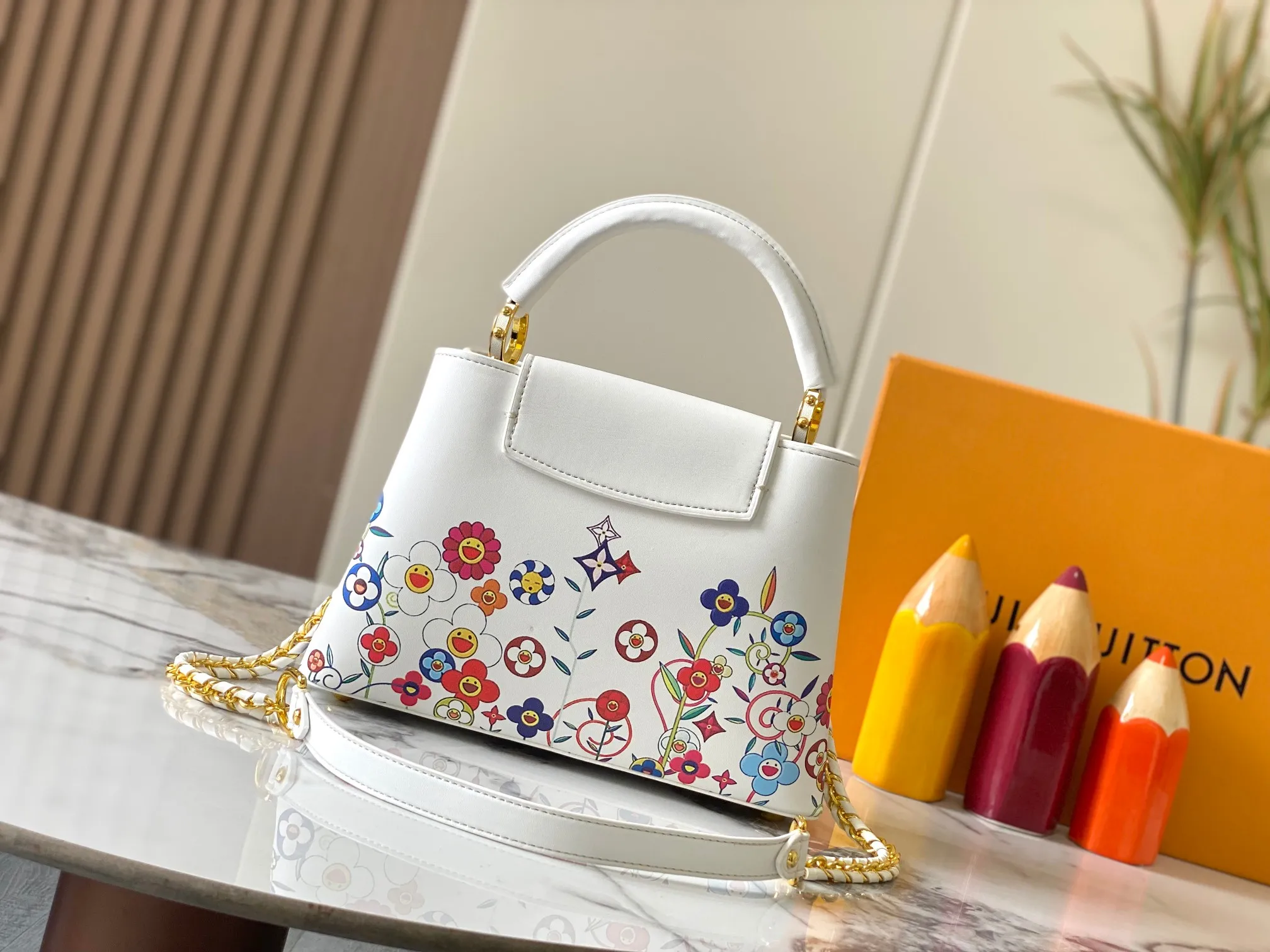 Top Original P460 Guangzhou Goods 🇫🇷 M13247 Graffiti The luxurious Taurillon leather of this Capucines BB handbag looks great in soft beige. The flap is brown cherry leather. The same goes for the elegant top handle. The flaps can be tucked inside to feature the LV signature, or they can be exposed outwards to reveal a simple Monogram Blossom. A wide, removable shoulder strap provides carrying options. Size: 27*18*9cm