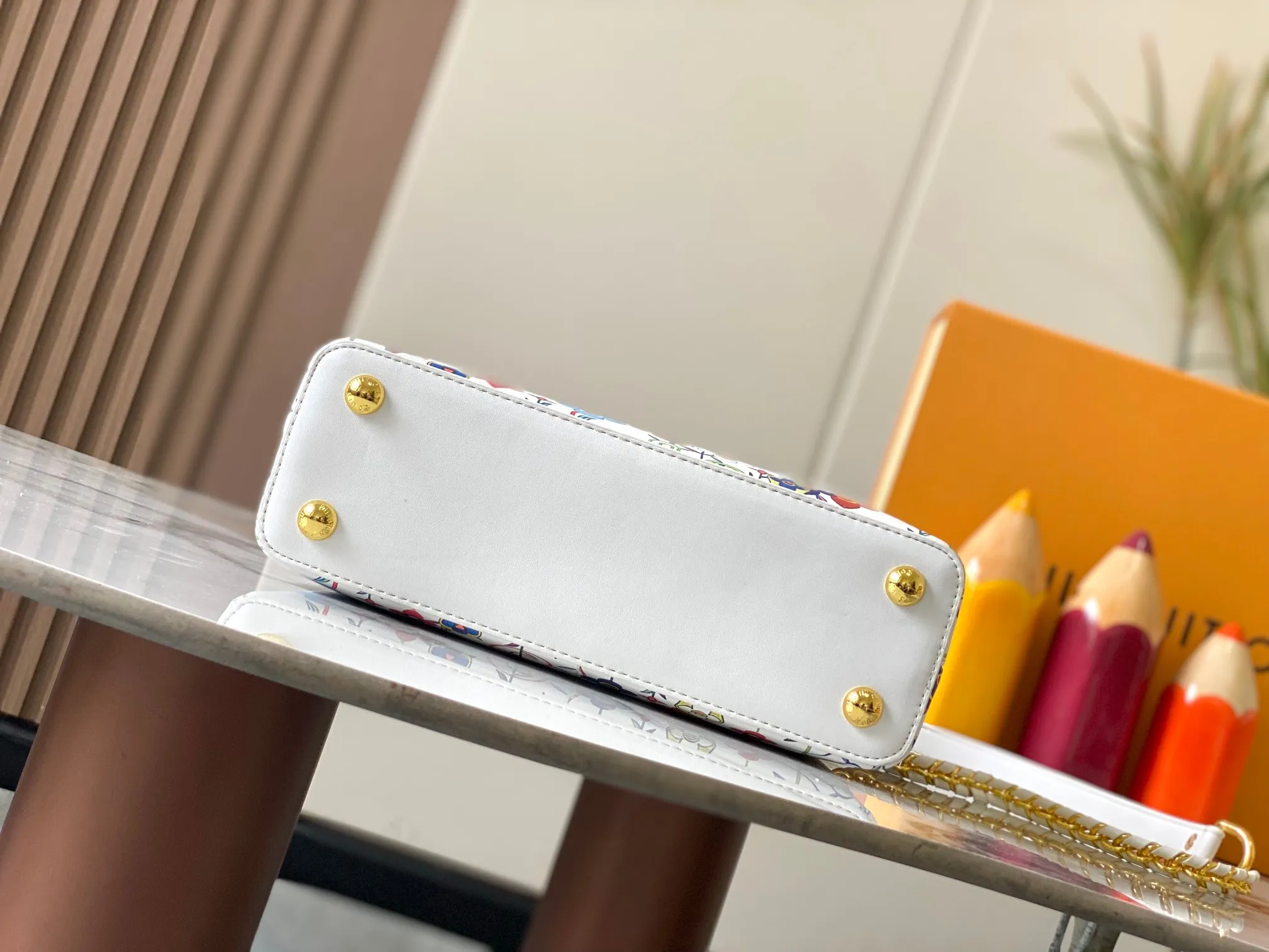 Top Original P460 Guangzhou Goods 🇫🇷 M13247 Graffiti The luxurious Taurillon leather of this Capucines BB handbag looks great in soft beige. The flap is brown cherry leather. The same goes for the elegant top handle. The flaps can be tucked inside to feature the LV signature, or they can be exposed outwards to reveal a simple Monogram Blossom. A wide, removable shoulder strap provides carrying options. Size: 27*18*9cm