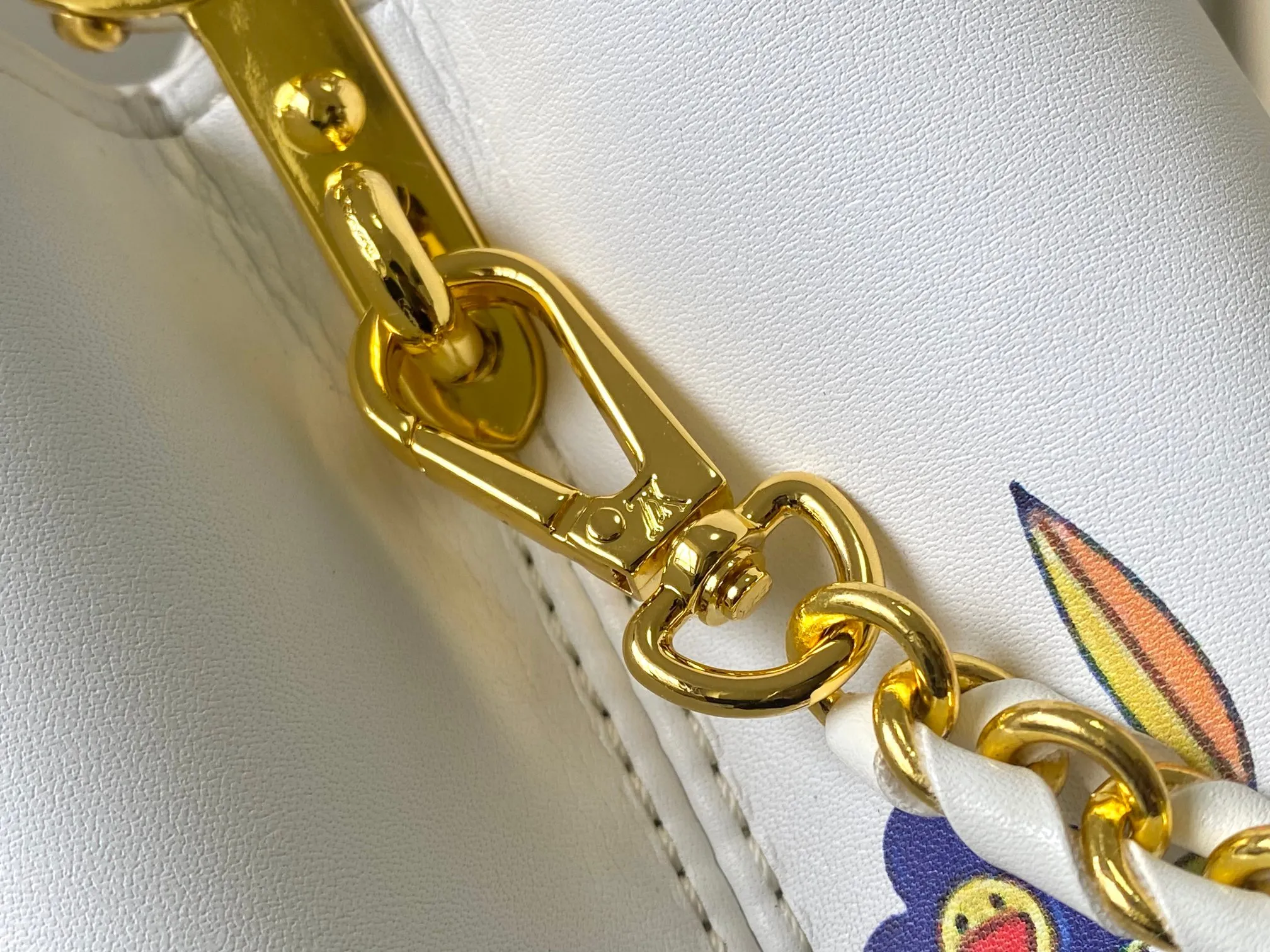 Top Original P460 Guangzhou Goods 🇫🇷 M13247 Graffiti The luxurious Taurillon leather of this Capucines BB handbag looks great in soft beige. The flap is brown cherry leather. The same goes for the elegant top handle. The flaps can be tucked inside to feature the LV signature, or they can be exposed outwards to reveal a simple Monogram Blossom. A wide, removable shoulder strap provides carrying options. Size: 27*18*9cm