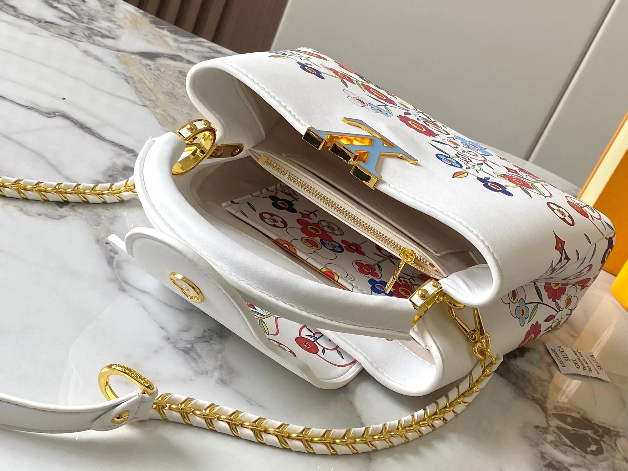 Top Original P460 Guangzhou Goods 🇫🇷 M13247 Graffiti The luxurious Taurillon leather of this Capucines BB handbag looks great in soft beige. The flap is brown cherry leather. The same goes for the elegant top handle. The flaps can be tucked inside to feature the LV signature, or they can be exposed outwards to reveal a simple Monogram Blossom. A wide, removable shoulder strap provides carrying options. Size: 27*18*9cm