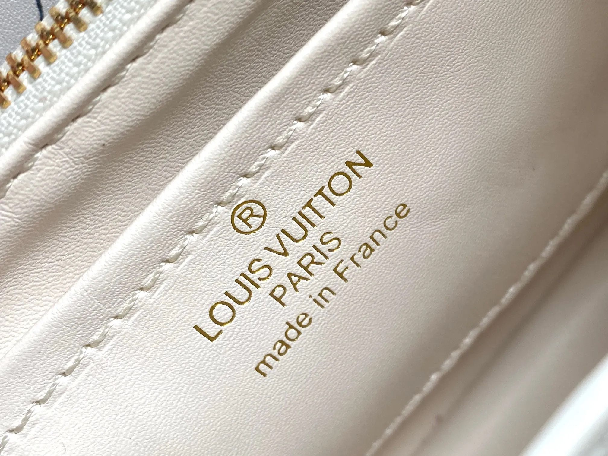 Top Original P460 Guangzhou Goods 🇫🇷 M13247 Graffiti The luxurious Taurillon leather of this Capucines BB handbag looks great in soft beige. The flap is brown cherry leather. The same goes for the elegant top handle. The flaps can be tucked inside to feature the LV signature, or they can be exposed outwards to reveal a simple Monogram Blossom. A wide, removable shoulder strap provides carrying options. Size: 27*18*9cm