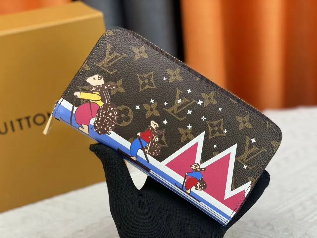 P150💰 M80857M60017 Japan limited wallet "Gibby Wallet", printed with Louis Vuitton's cute mascot "Vivian" illustration on single gram canvas. Brightly colored kites and cute mascots are combined, embellished with tiny single flowers. This is a collectible item that is perfect as a gift for those who love singles. Size: 19x 12.5x 3.0cm, 🎁🎁