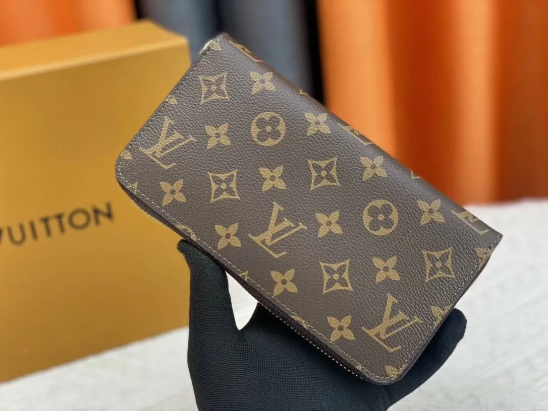 P150💰 M80857M60017 Japan limited wallet "Gibby Wallet", printed with Louis Vuitton's cute mascot "Vivian" illustration on single gram canvas. Brightly colored kites and cute mascots are combined, embellished with tiny single flowers. This is a collectible item that is perfect as a gift for those who love singles. Size: 19x 12.5x 3.0cm, 🎁🎁
