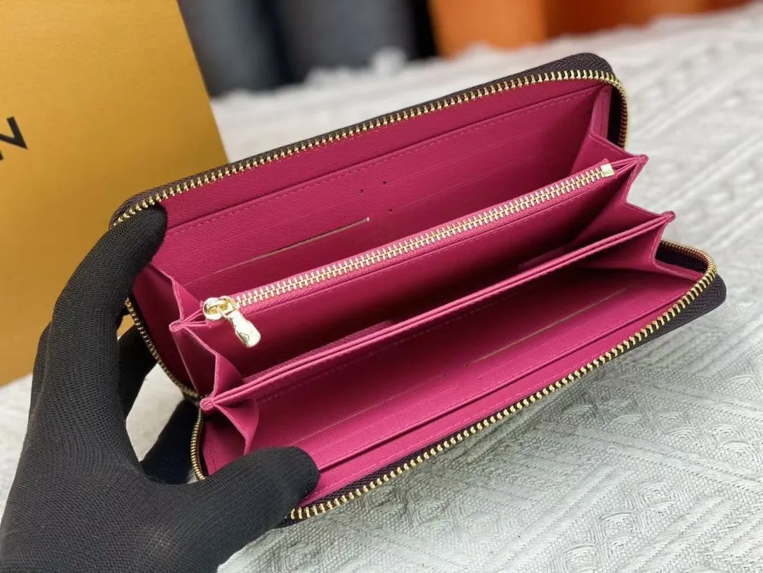 P150💰 M80857M60017 Japan limited wallet "Gibby Wallet", printed with Louis Vuitton's cute mascot "Vivian" illustration on single gram canvas. Brightly colored kites and cute mascots are combined, embellished with tiny single flowers. This is a collectible item that is perfect as a gift for those who love singles. Size: 19x 12.5x 3.0cm, 🎁🎁