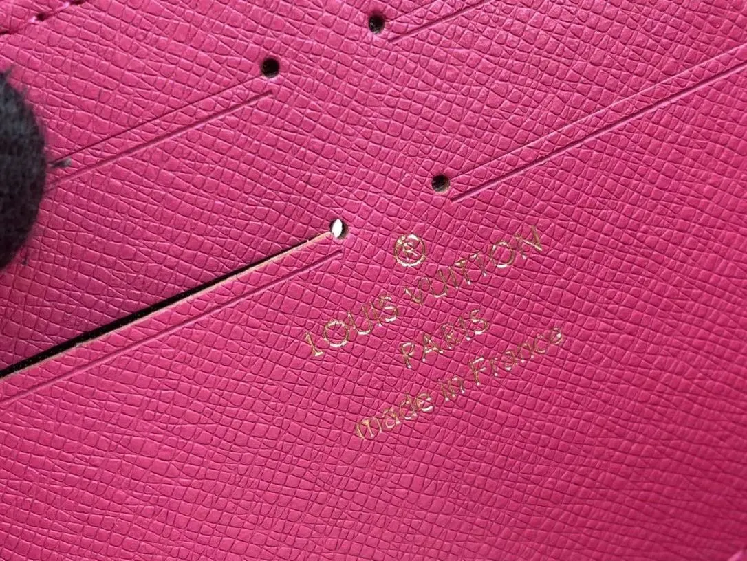 P150💰 M80857M60017 Japan limited wallet "Gibby Wallet", printed with Louis Vuitton's cute mascot "Vivian" illustration on single gram canvas. Brightly colored kites and cute mascots are combined, embellished with tiny single flowers. This is a collectible item that is perfect as a gift for those who love singles. Size: 19x 12.5x 3.0cm, 🎁🎁