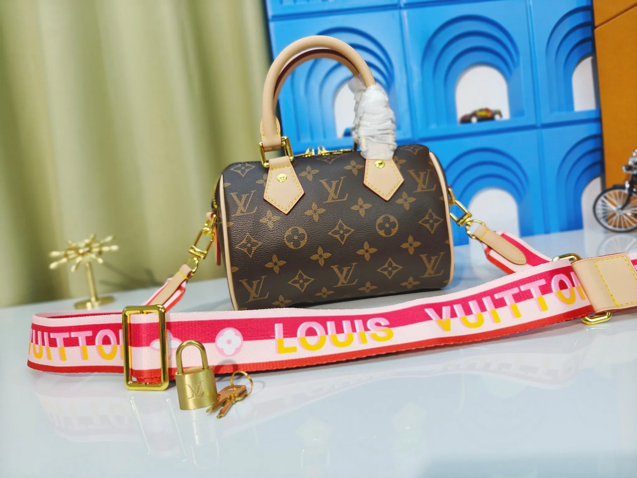 P220💰 M46222.M46234.M45957.M45948Presbyopia This Speedy Bandoulière 20 handbag is made of Monogram canvas, cow leather trim and fabric lining. It continues the classic design of Louis Vuitton Speedy travel bag in a compact size. It is equipped with rolled leather handles and a detachable and adjustable fabric shoulder strap embellished with brand logo texture. Detailed features 20.5 x 13.5 x 12 cm (length x height x width)