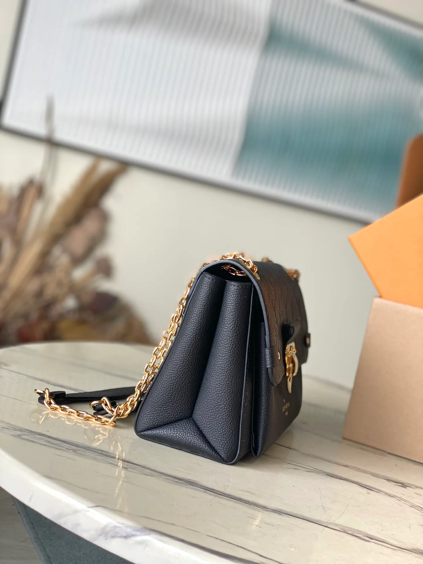 💰1040 (top layer leather) top original order M44151 supports counter inspection. The photos taken of duty-free goods are consistent with the product without opening the packaging. This product is an exclusive duty-free product in the market and is the highest-end product. Inspection is supported. This product has passed strict inspection and is flawless. Please wear gloves when touching the product. This product is not returnable or exchangeable. Please confirm the product first and then remove the label on the handle. This product is temporarily not open to the public, only regular customers, and is in short supply. Dimensions: 25 x 17 x 9.5 cm