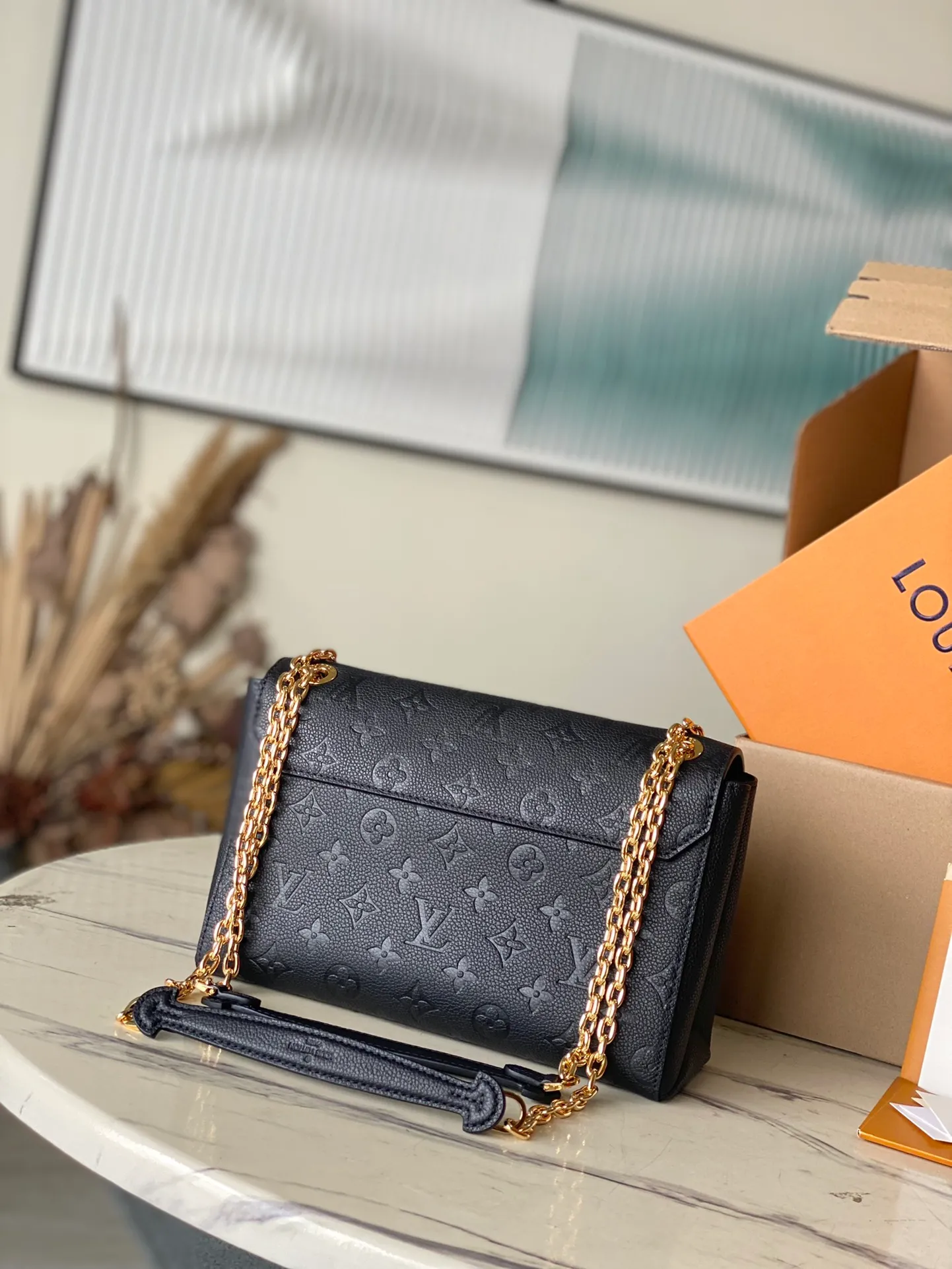 💰1040 (top layer leather) top original order M44151 supports counter inspection. The photos taken of duty-free goods are consistent with the product without opening the packaging. This product is an exclusive duty-free product in the market and is the highest-end product. Inspection is supported. This product has passed strict inspection and is flawless. Please wear gloves when touching the product. This product is not returnable or exchangeable. Please confirm the product first and then remove the label on the handle. This product is temporarily not open to the public, only regular customers, and is in short supply. Dimensions: 25 x 17 x 9.5 cm