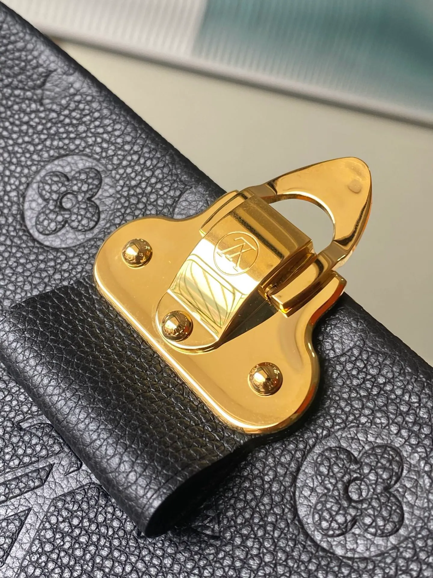 💰1040 (top layer leather) top original order M44151 supports counter inspection. The photos taken of duty-free goods are consistent with the product without opening the packaging. This product is an exclusive duty-free product in the market and is the highest-end product. Inspection is supported. This product has passed strict inspection and is flawless. Please wear gloves when touching the product. This product is not returnable or exchangeable. Please confirm the product first and then remove the label on the handle. This product is temporarily not open to the public, only regular customers, and is in short supply. Dimensions: 25 x 17 x 9.5 cm