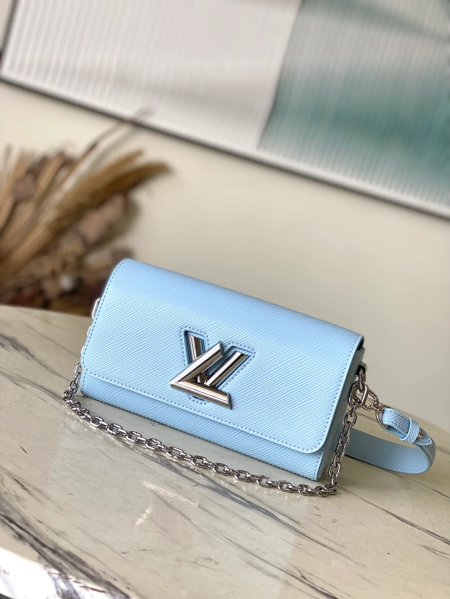 💰1160 (top-grain leather) top original order M24566 blue This Twist West handbag has a slender configuration, giving the classic design a new season coolness. Epi leather is dip-dyed in modern colors, and LV Twist twist locks highlight the brand's identity. Comes with detachable shoulder strap and chain. Carry your daily essentials in a variety of ways. Dimensions: 23.5 × 12 × 7 cm