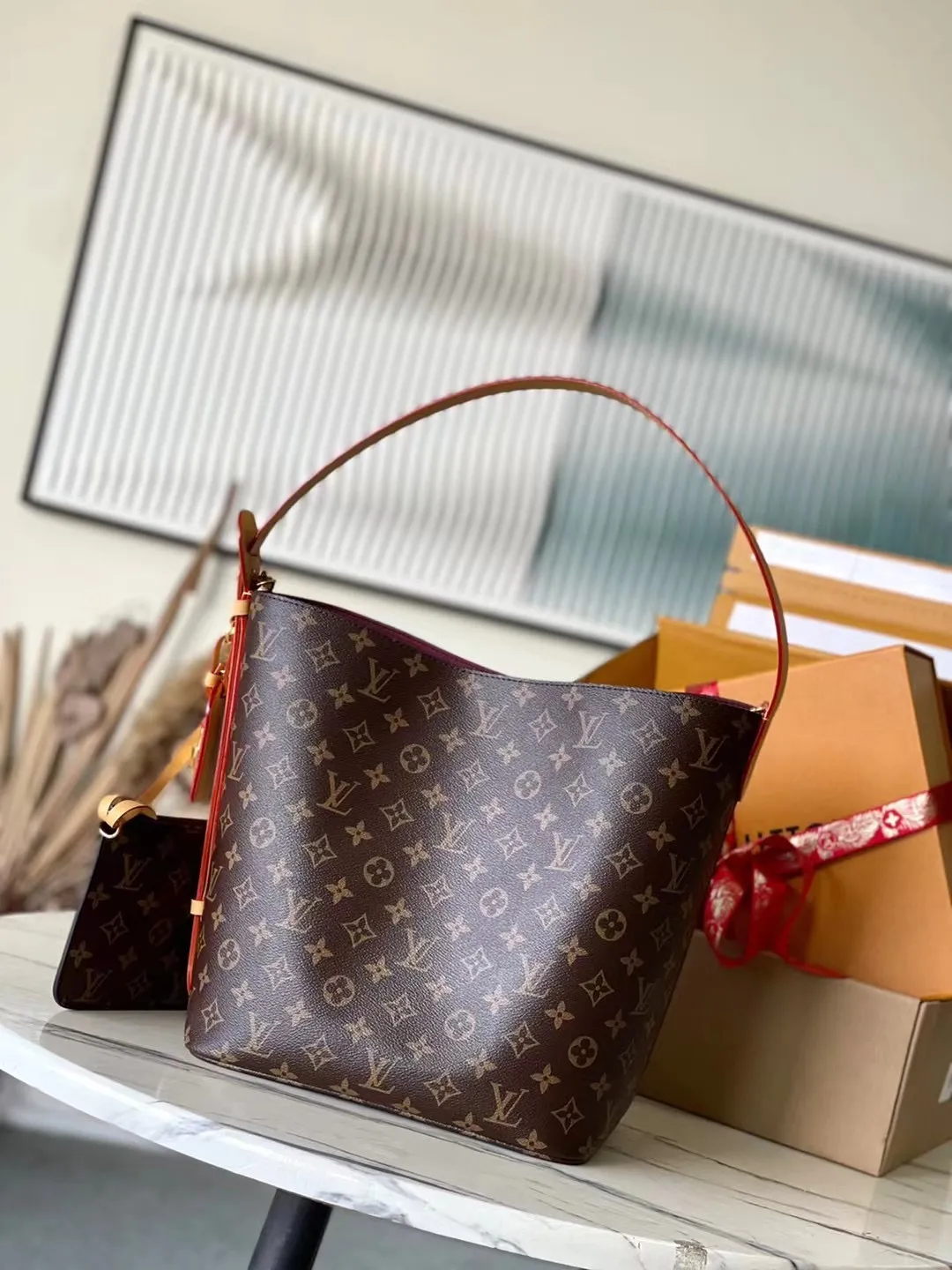 💰860 Top original order M12926 This large Alin handbag is made of Monogram canvas to create a bucket bag configuration, with ample space to accommodate daily needs such as a laptop computer. The adjustable leather shoulder strap pays homage to the Louis Vuitton trunk elements of the 1930s. The opening and closing design creates a retractable style, and the shiny metal parts add a trendy touch. Dimensions: 26 × 31 × 18 cm