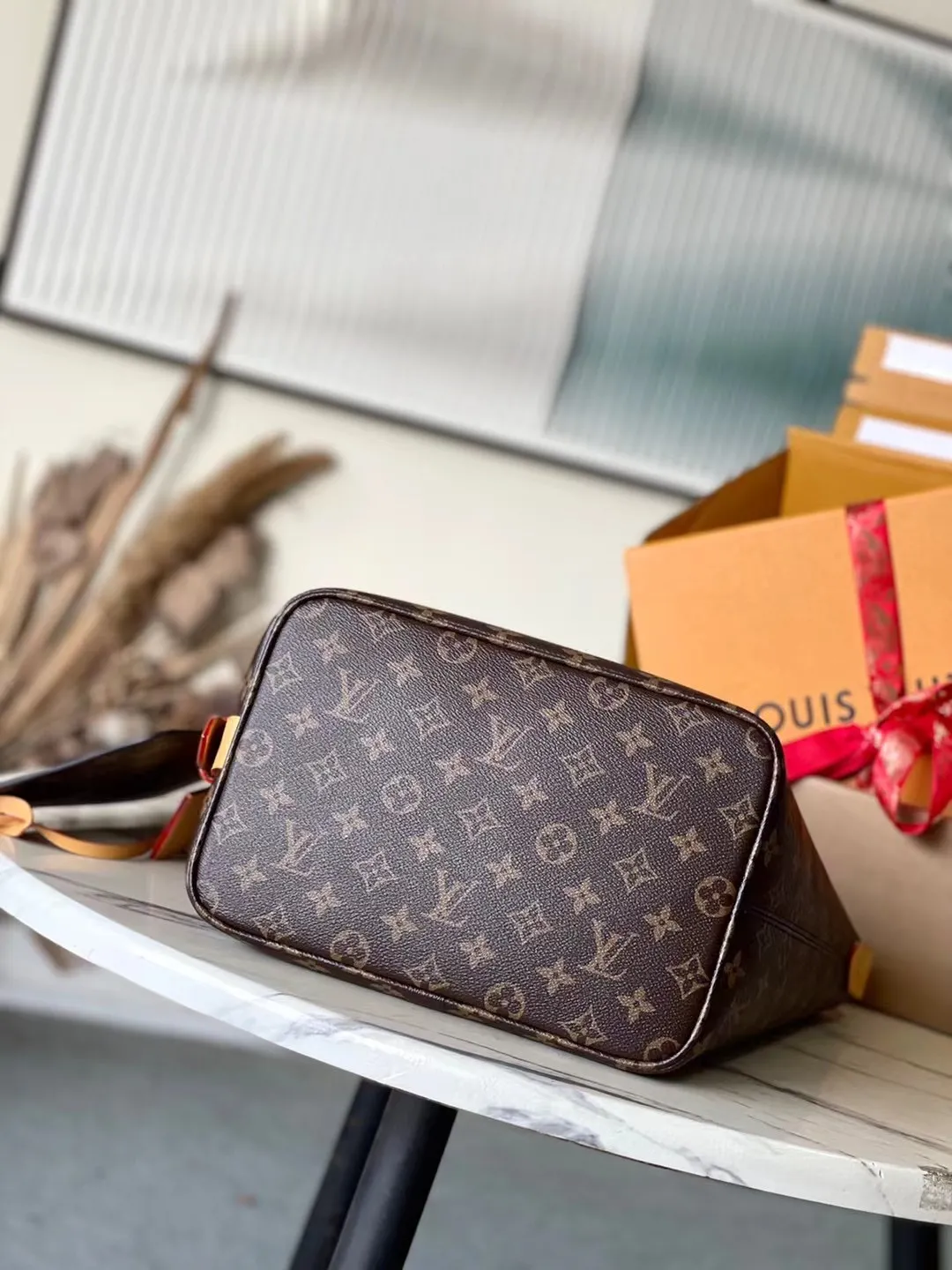 💰860 Top original order M12926 This large Alin handbag is made of Monogram canvas to create a bucket bag configuration, with ample space to accommodate daily needs such as a laptop computer. The adjustable leather shoulder strap pays homage to the Louis Vuitton trunk elements of the 1930s. The opening and closing design creates a retractable style, and the shiny metal parts add a trendy touch. Dimensions: 26 × 31 × 18 cm
