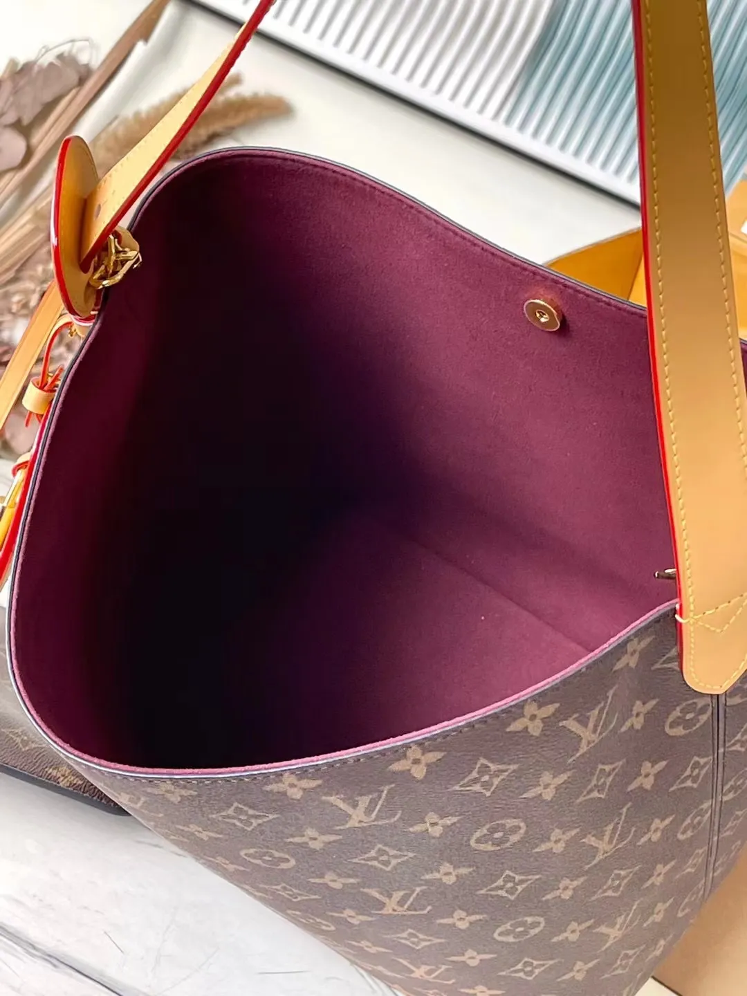 💰860 Top original order M12926 This large Alin handbag is made of Monogram canvas to create a bucket bag configuration, with ample space to accommodate daily needs such as a laptop computer. The adjustable leather shoulder strap pays homage to the Louis Vuitton trunk elements of the 1930s. The opening and closing design creates a retractable style, and the shiny metal parts add a trendy touch. Dimensions: 26 × 31 × 18 cm