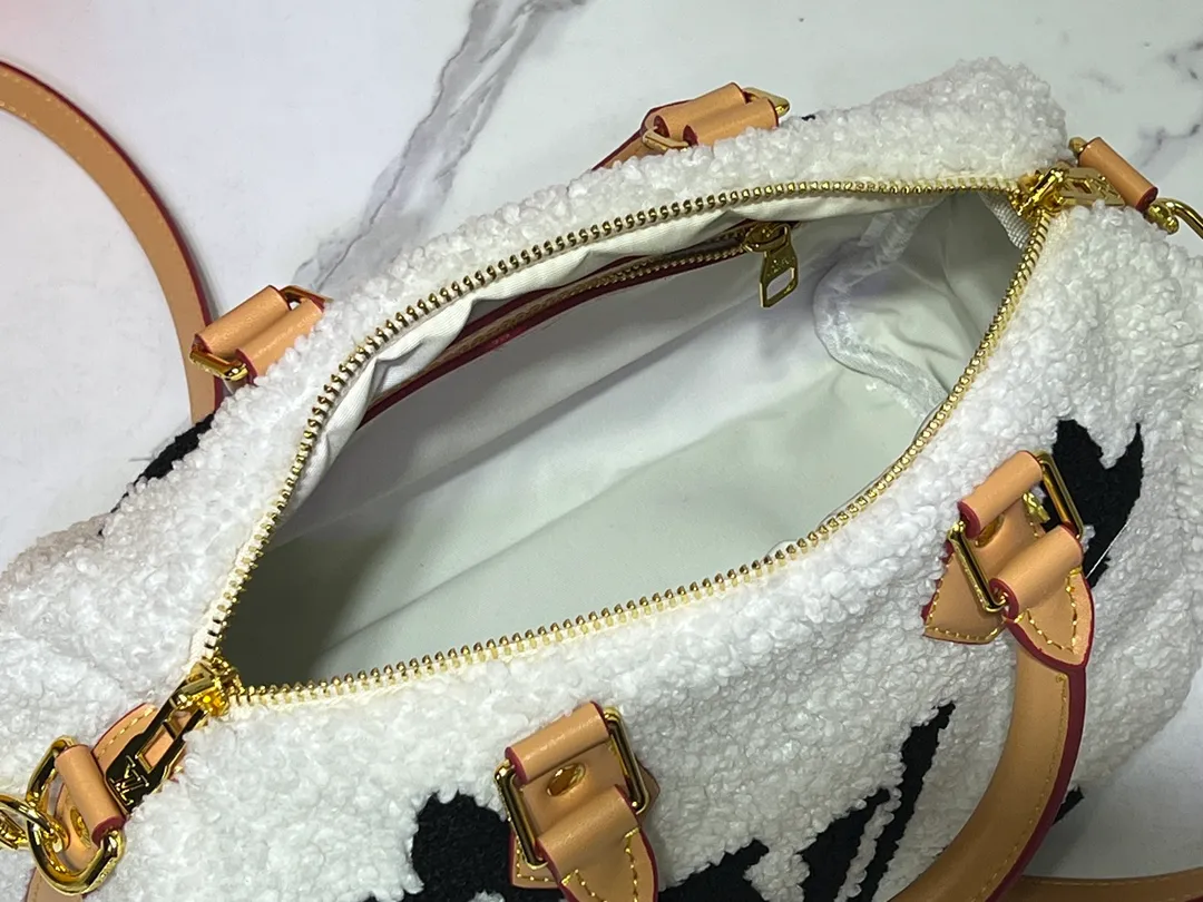 Batch 260💰Upgraded original M23468 M40390 [Speedy Bandoulière 25 handbag] Lamb velvet🔥Made of soft wool leather with grained leather trim, relying on complex intarsia technology to outline the Giant Monogram pattern, showing the trend of the winter series. Rolled leather top handles and removable and adjustable leather shoulder strap allow for a variety of carrying options. Dimensions: 25.0 x 19.0 x 15.0 cm