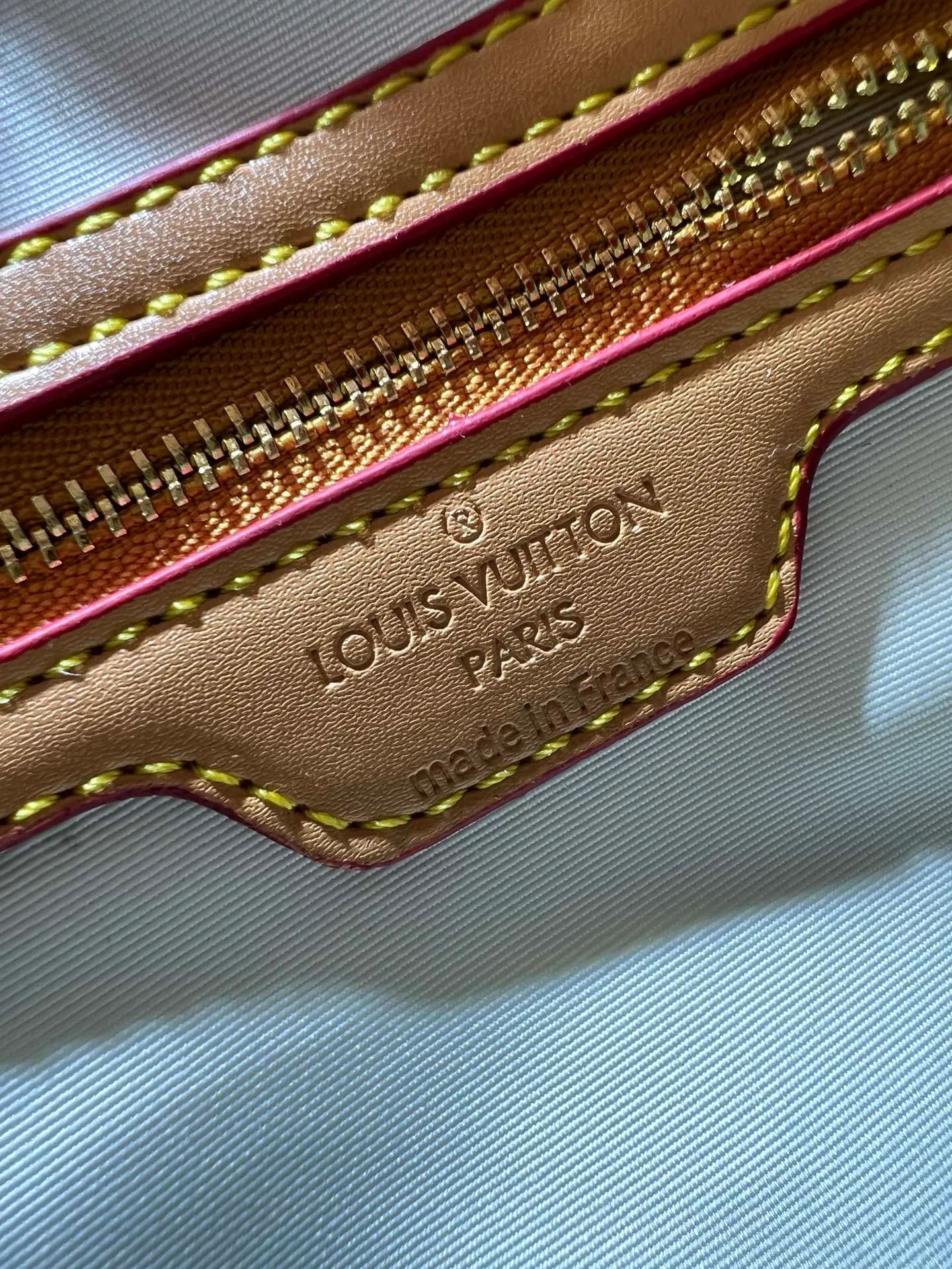 Batch 260💰Upgraded original M23468 M40390 [Speedy Bandoulière 25 handbag] Lamb velvet🔥Made of soft wool leather with grained leather trim, relying on complex intarsia technology to outline the Giant Monogram pattern, showing the trend of the winter series. Rolled leather top handles and removable and adjustable leather shoulder strap allow for a variety of carrying options. Dimensions: 25.0 x 19.0 x 15.0 cm