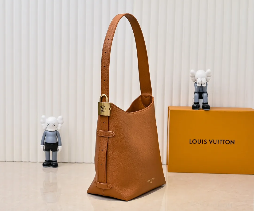 💰Large 150. Small 280💰Upgraded original (imitation original) M24988 M24974 M24856 M25022 M25352 M25353 M25354 This Low Key Hobo handbag is made of smooth cow leather with suede cow leather lining. It can accommodate short wallets, large smartphones, keys and other small items. The shoulder strap is adjustable with a padlock buckle, and a removable Monogram canvas zippered interior pocket keeps it organized. Dimensions: Large 31.0 x 35.0 x 18.0 cm (L x H x W), Small 24.0 x 28.0 x 16.0 cm (L x H x W)