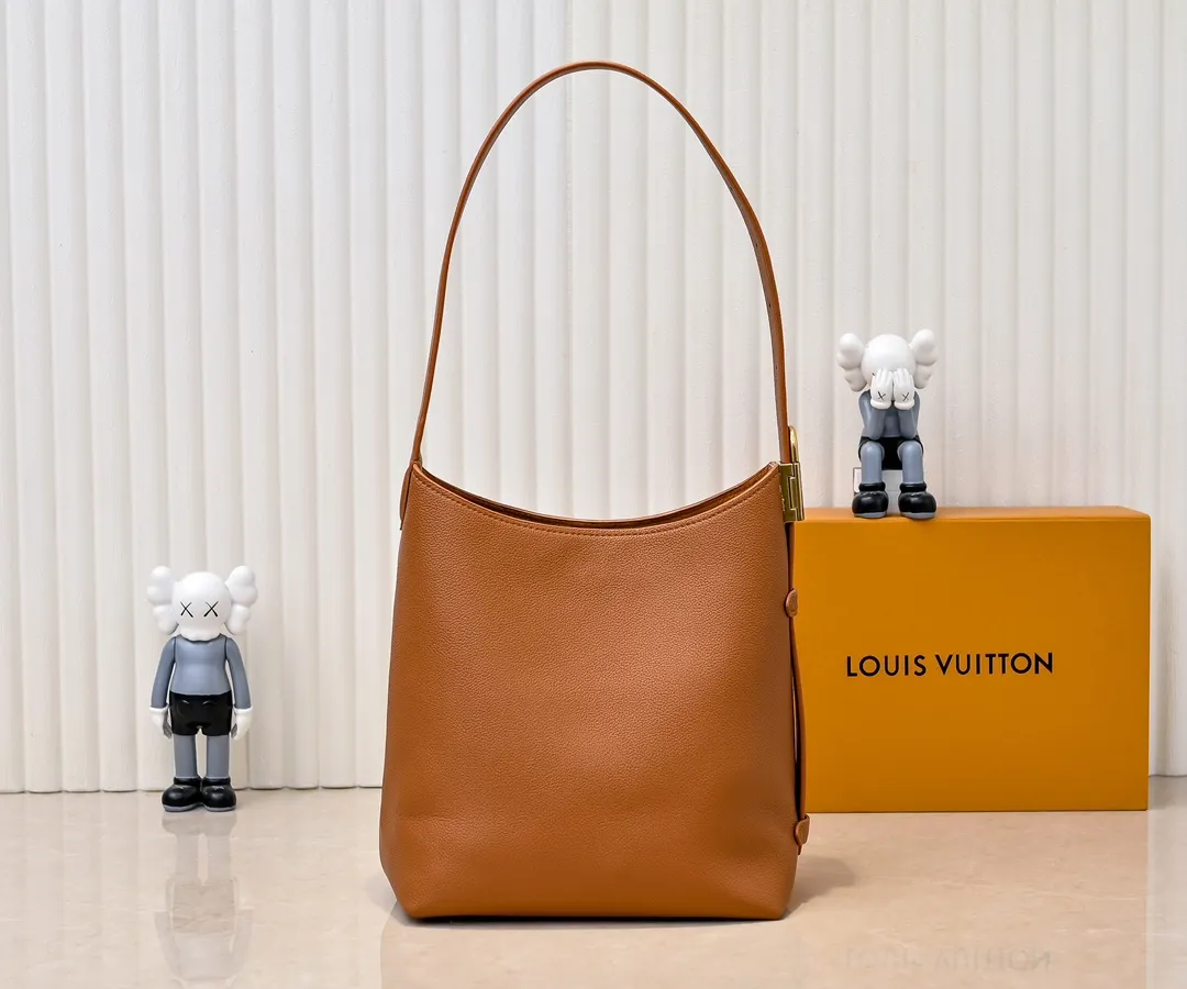 💰Large 150. Small 280💰Upgraded original (imitation original) M24988 M24974 M24856 M25022 M25352 M25353 M25354 This Low Key Hobo handbag is made of smooth cow leather with suede cow leather lining. It can accommodate short wallets, large smartphones, keys and other small items. The shoulder strap is adjustable with a padlock buckle, and a removable Monogram canvas zippered interior pocket keeps it organized. Dimensions: Large 31.0 x 35.0 x 18.0 cm (L x H x W), Small 24.0 x 28.0 x 16.0 cm (L x H x W)